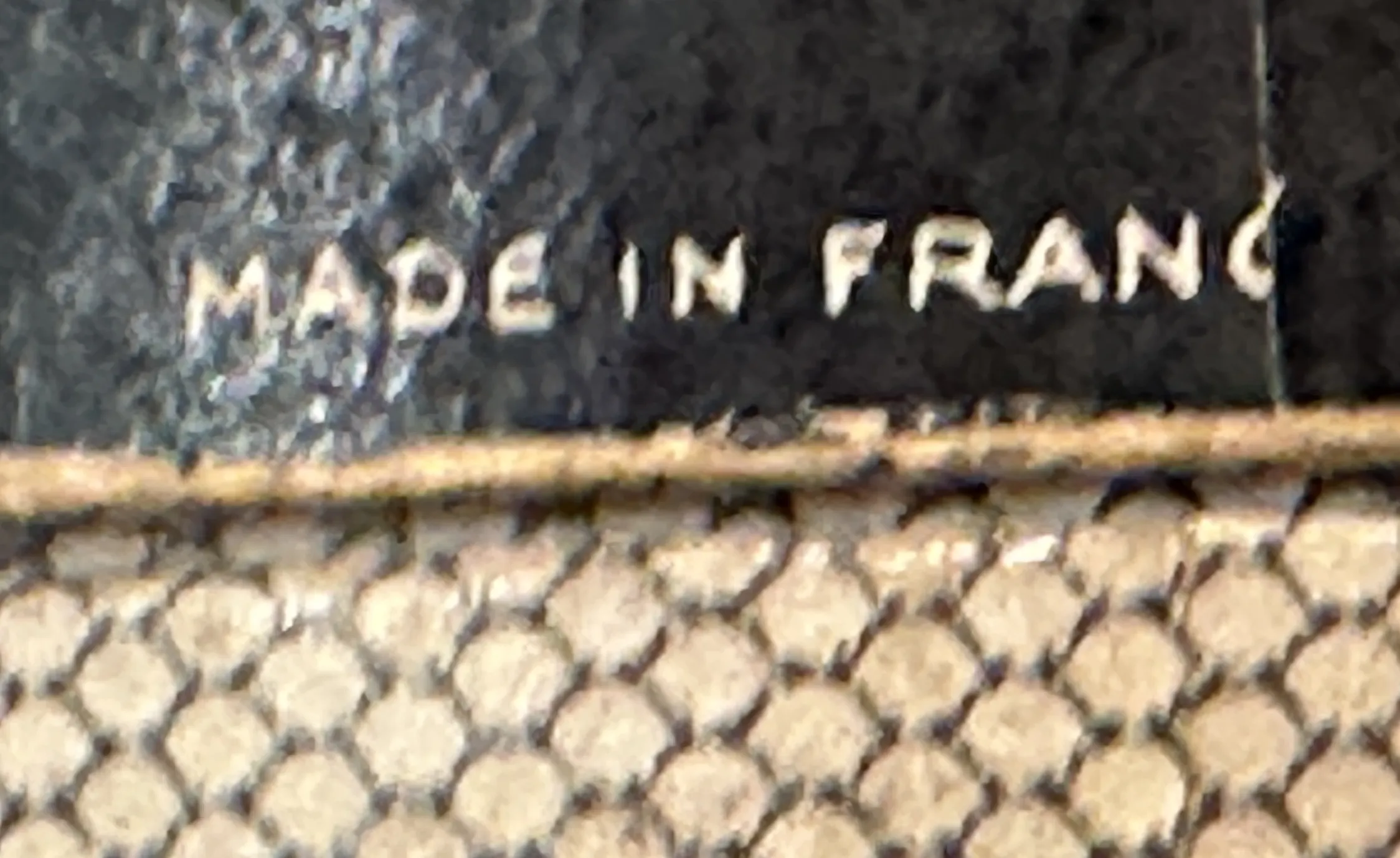 Antike Parfümflasche mit Prägung 'Made in France' und komplizierten Oberflächendetails.