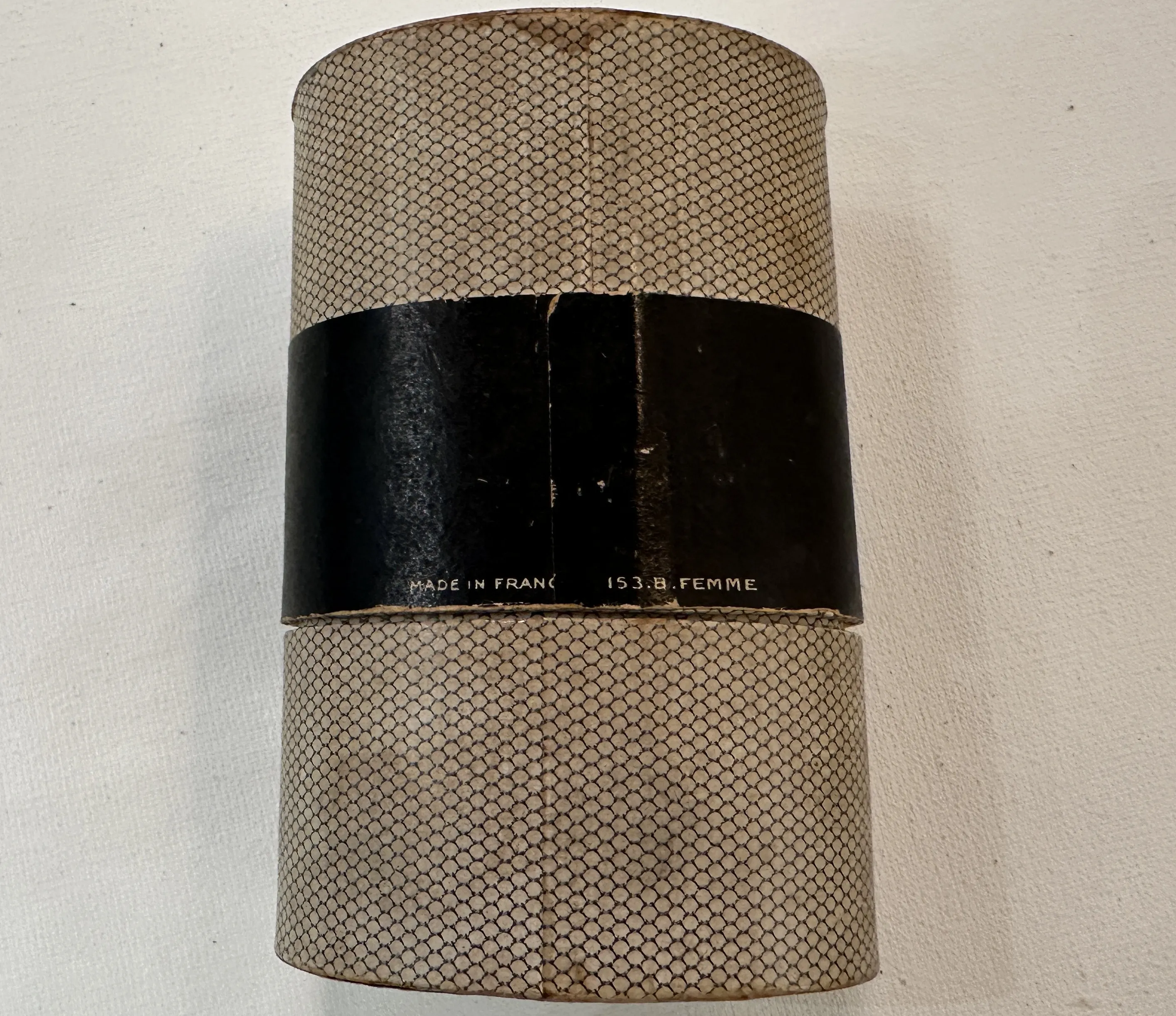 Antiguo frasco de perfume en estuche con diseño
