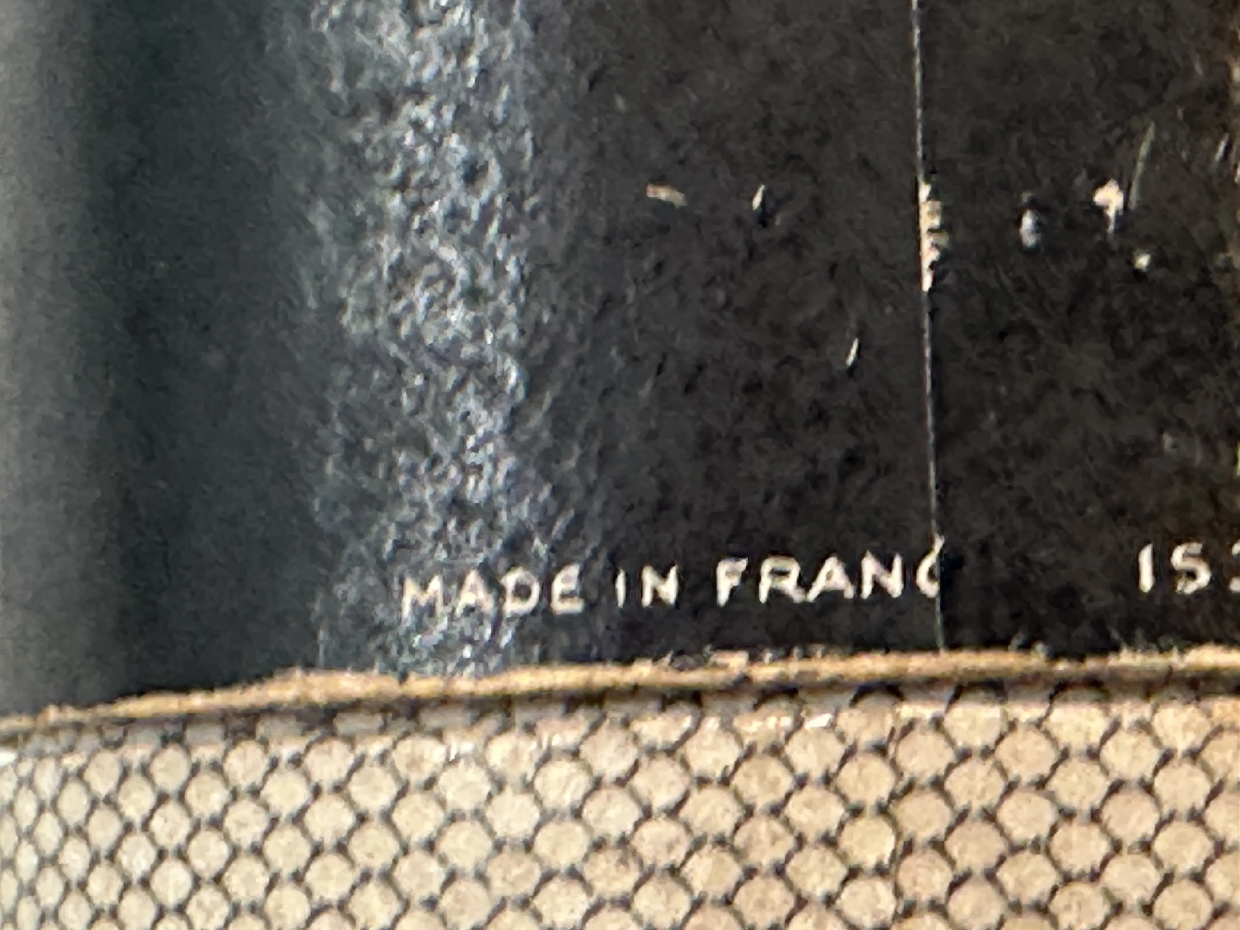 Flacon de parfum ancien avec décoration raffinée.