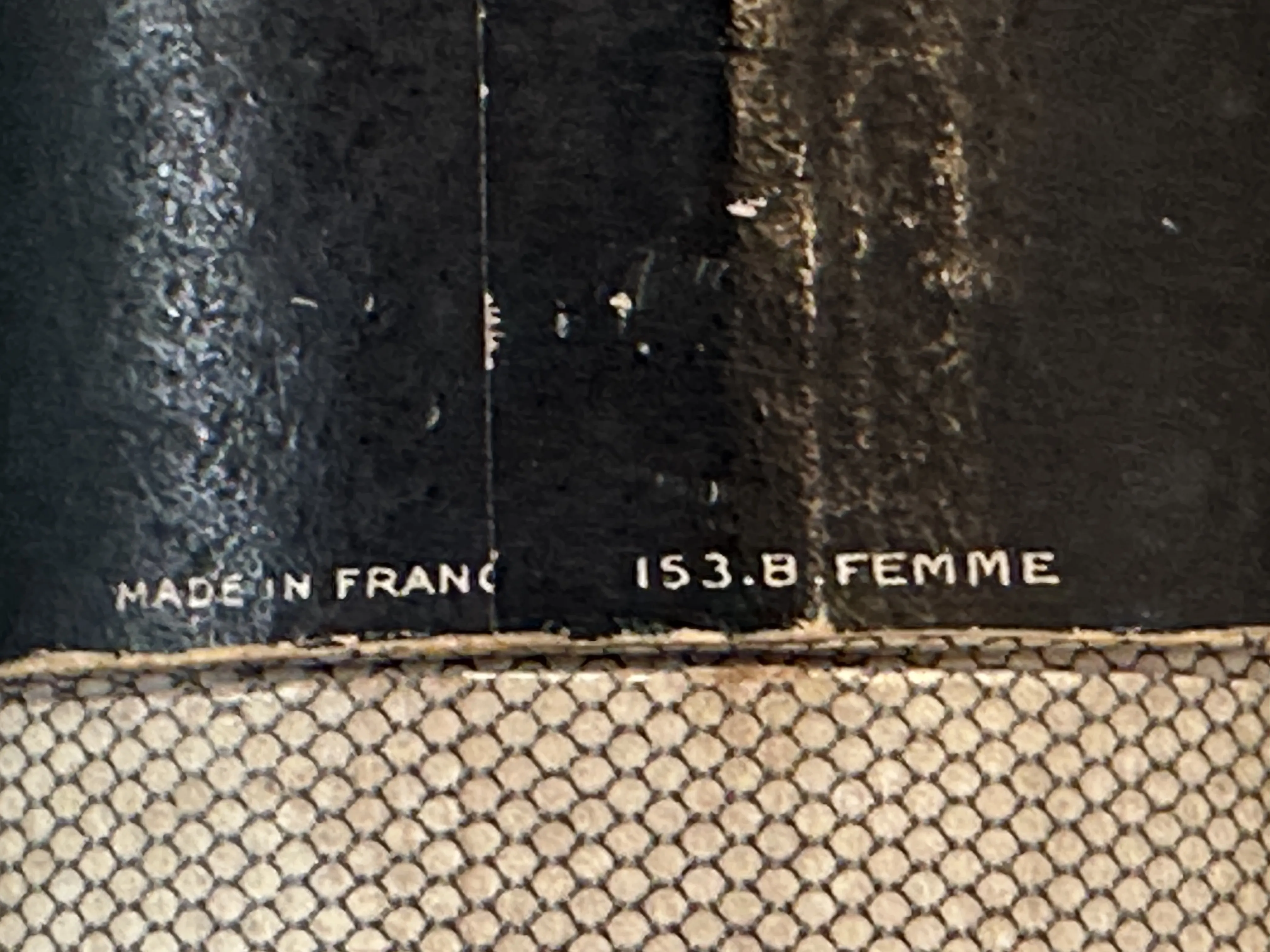 Flacon de parfum ancien avec design classique et détails uniques.