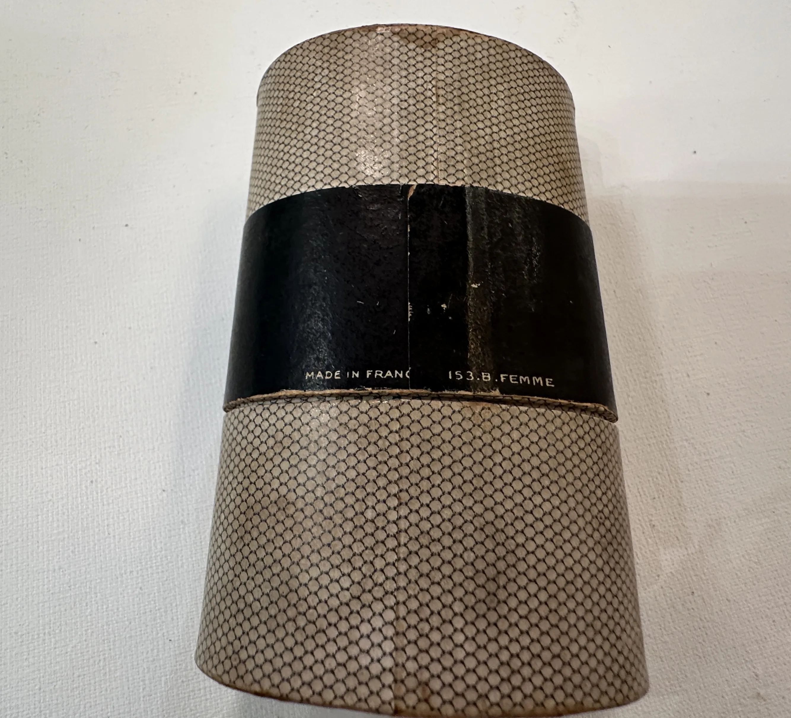 flacon de parfum ancien avec des détails visuels
