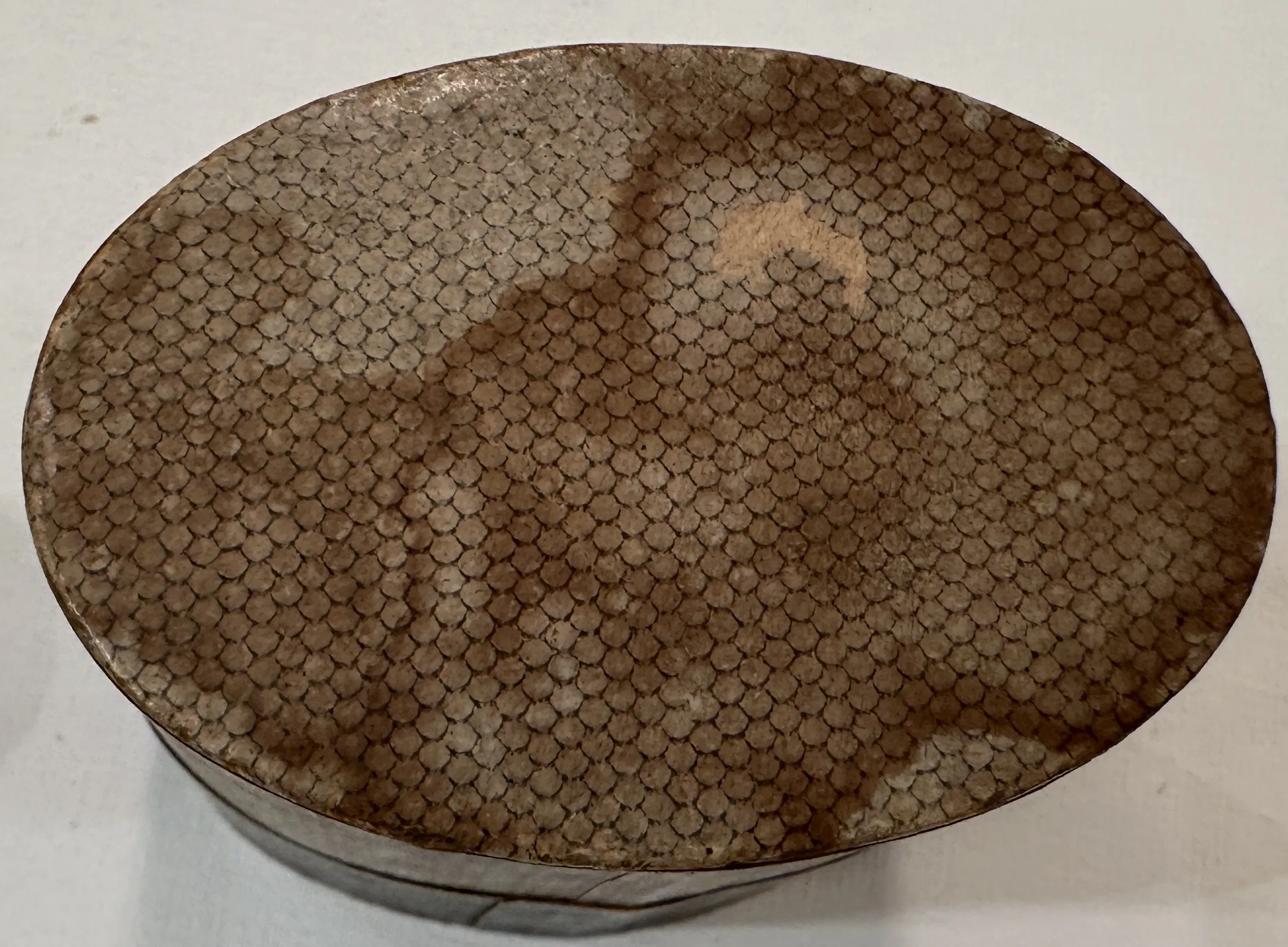 flacon de parfum ancien avec motif hexagonal