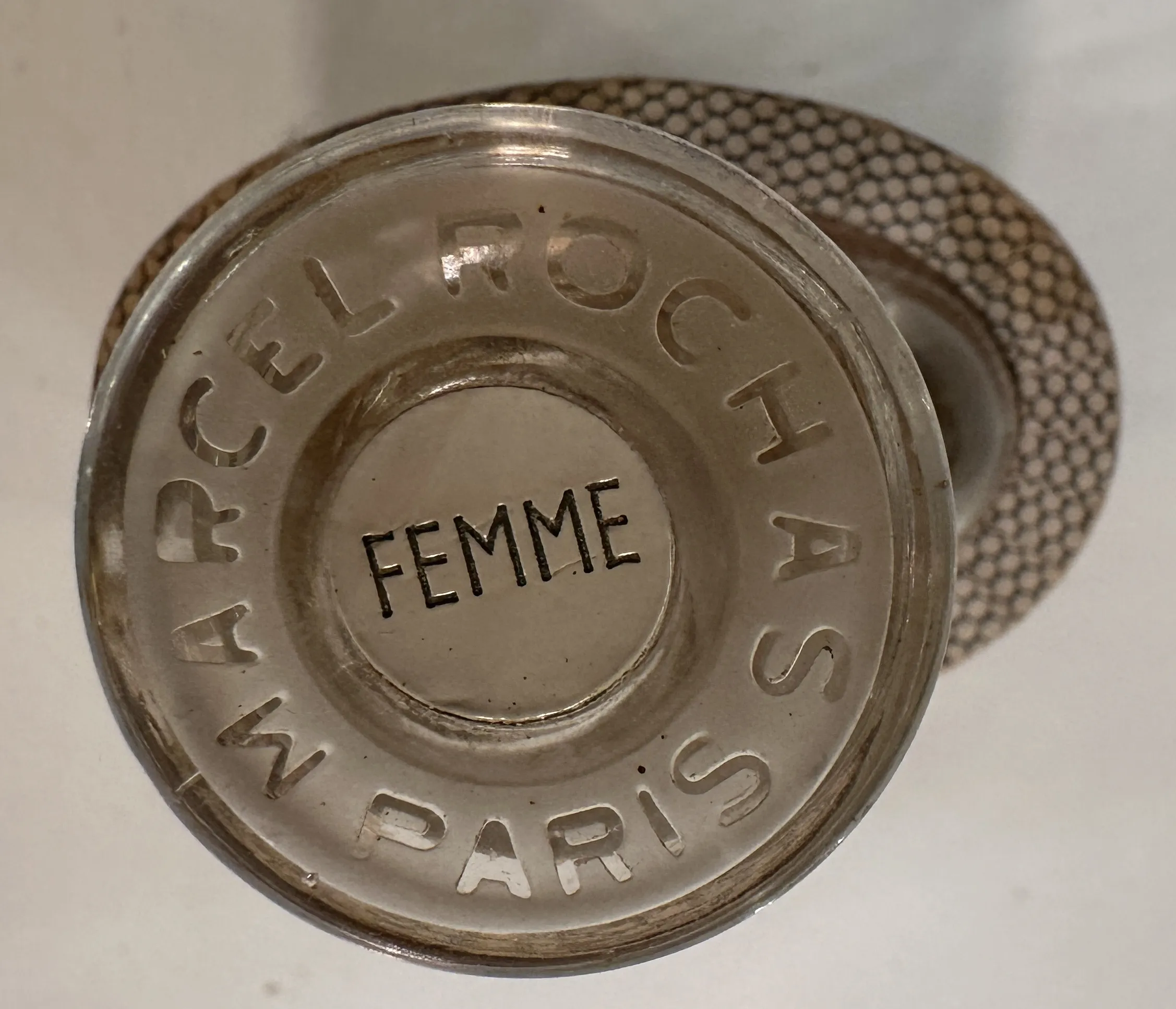 Frasco de perfume antiguo con tapa decorada, marca Marcel Rochas