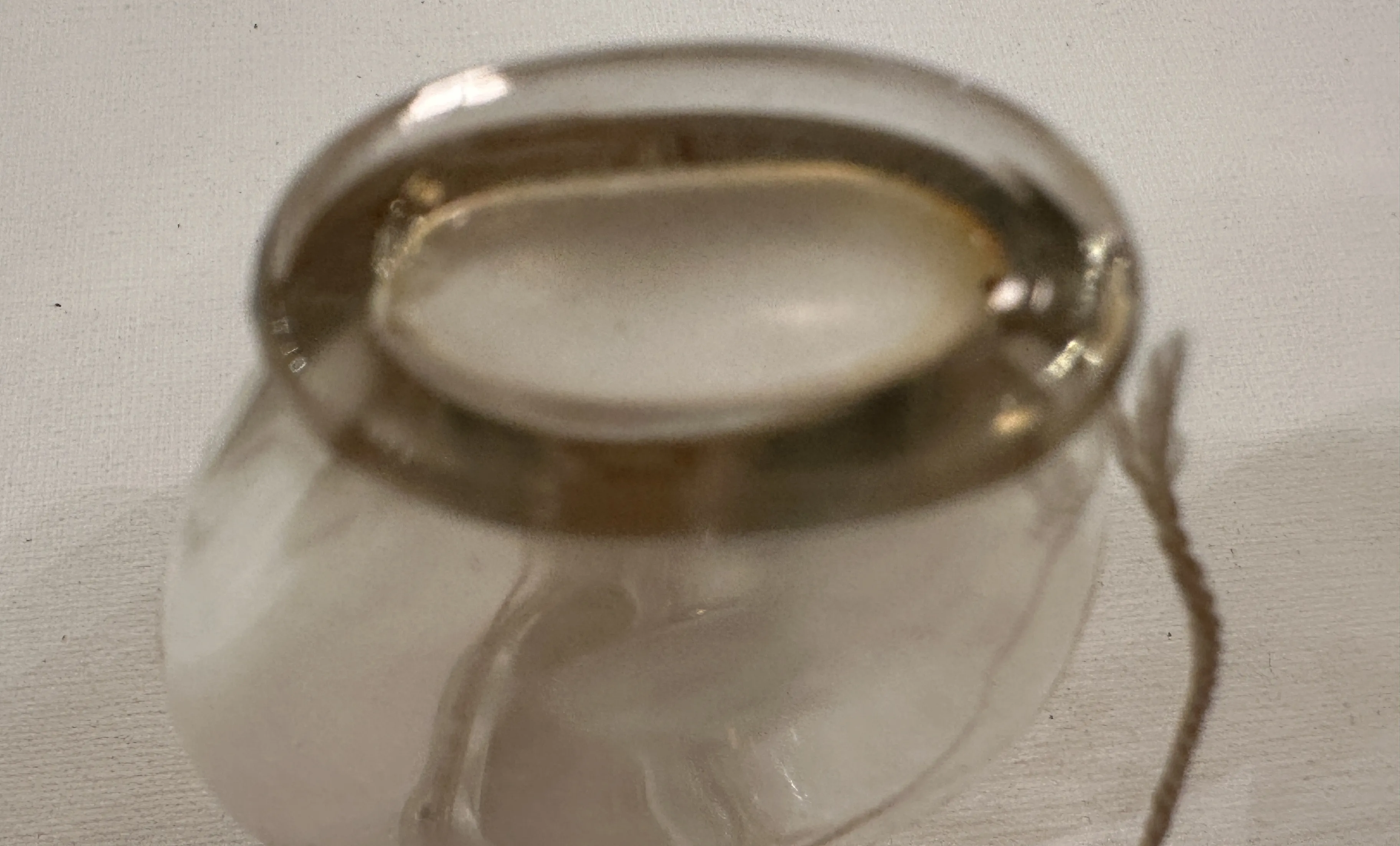 Flacon ancien de parfum avec couvercle ovale et corde.