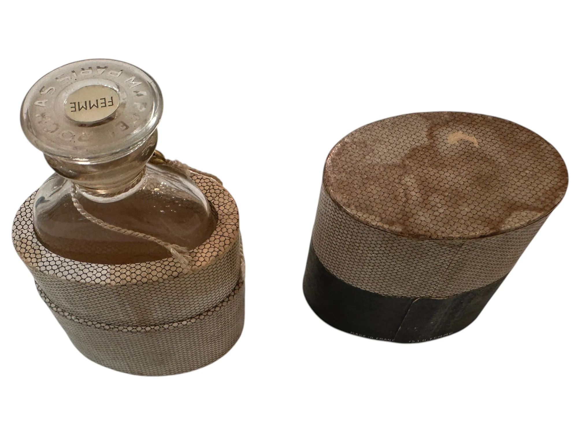 Flacon de parfum ancien avec un couvercle décoré, verre clair.