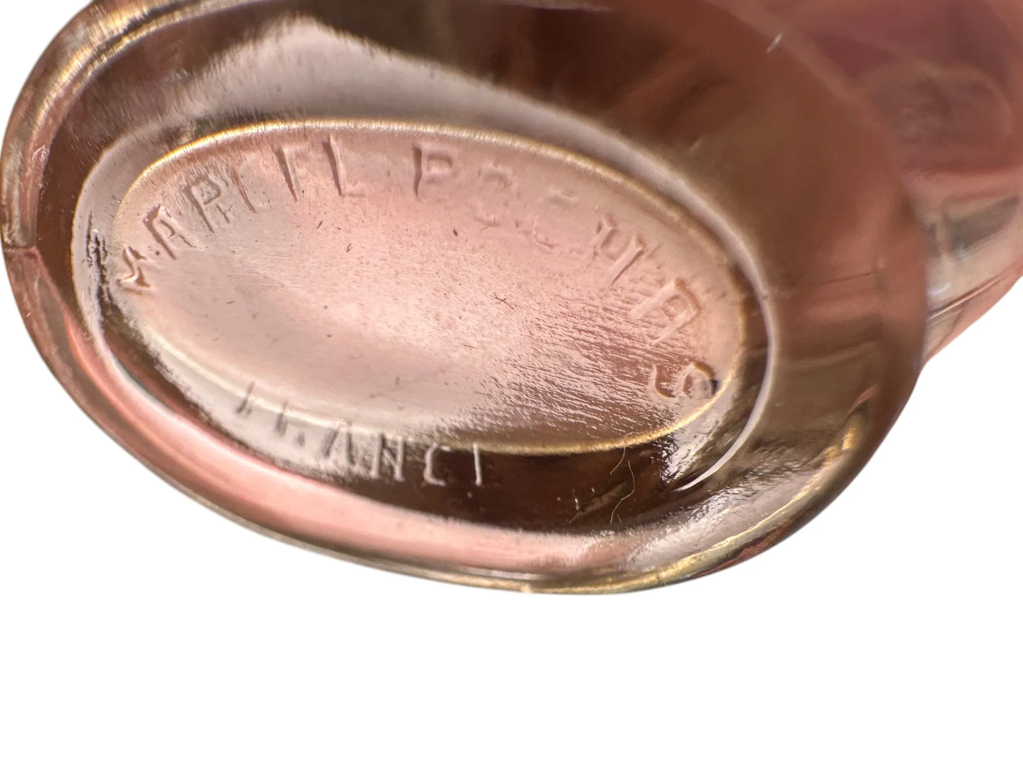 Flacon de parfum ancien avec gravure détaillée, arrière-plan doux.