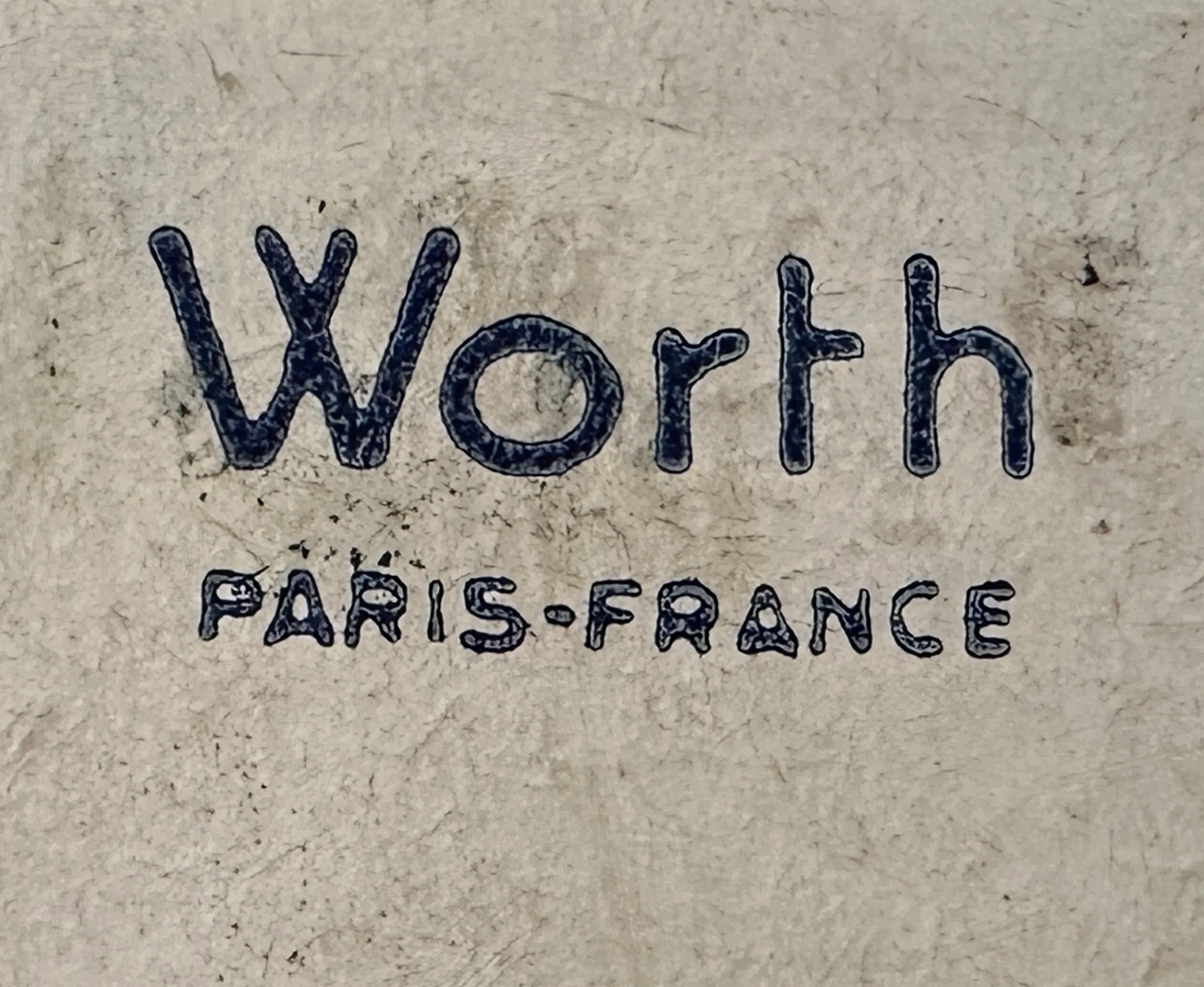 Frasco de perfume antiguo con la marca Worth, Paris, Francia.