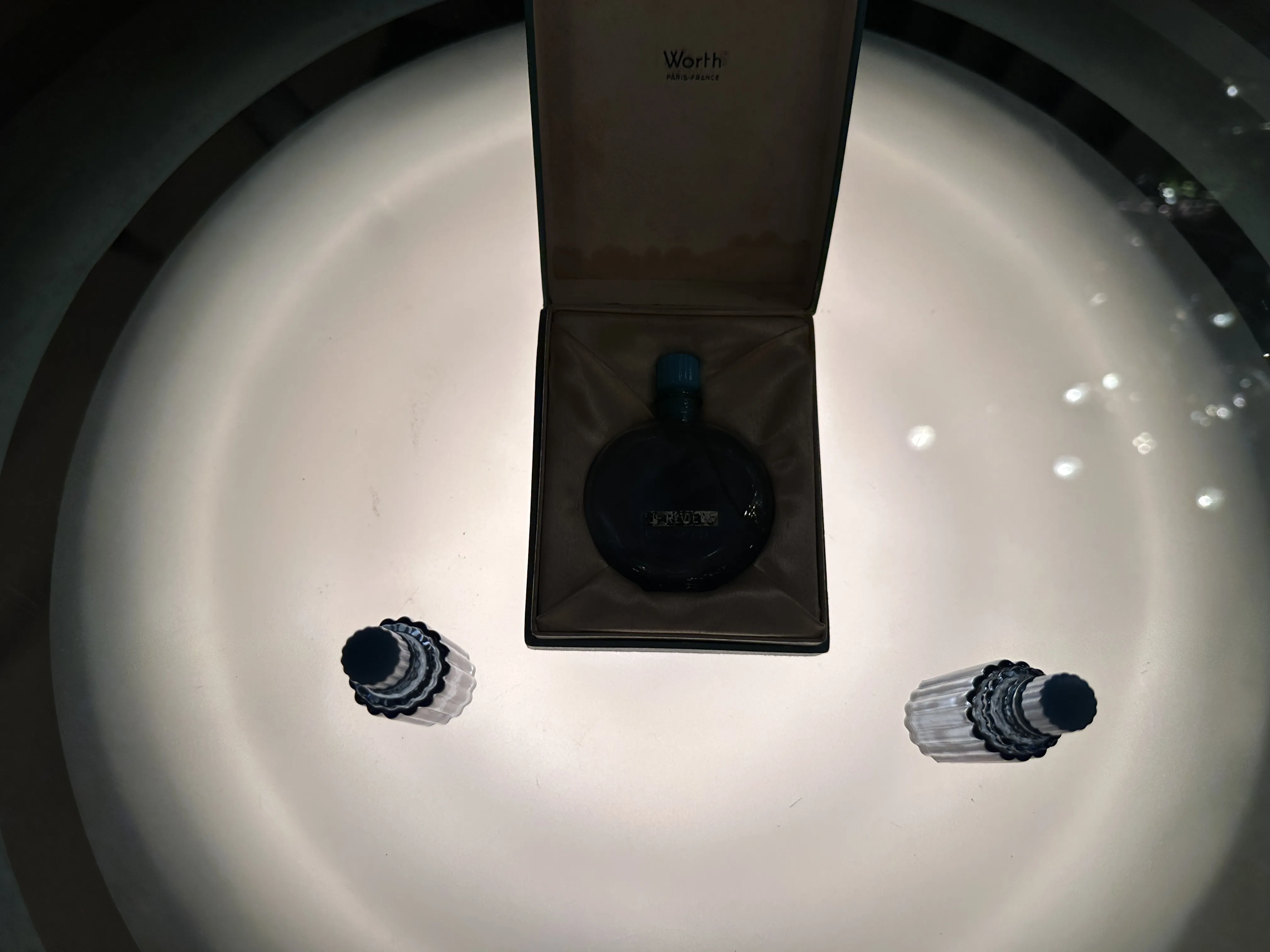 黑色古董香水瓶，蓝色盖子，放在盒子里。