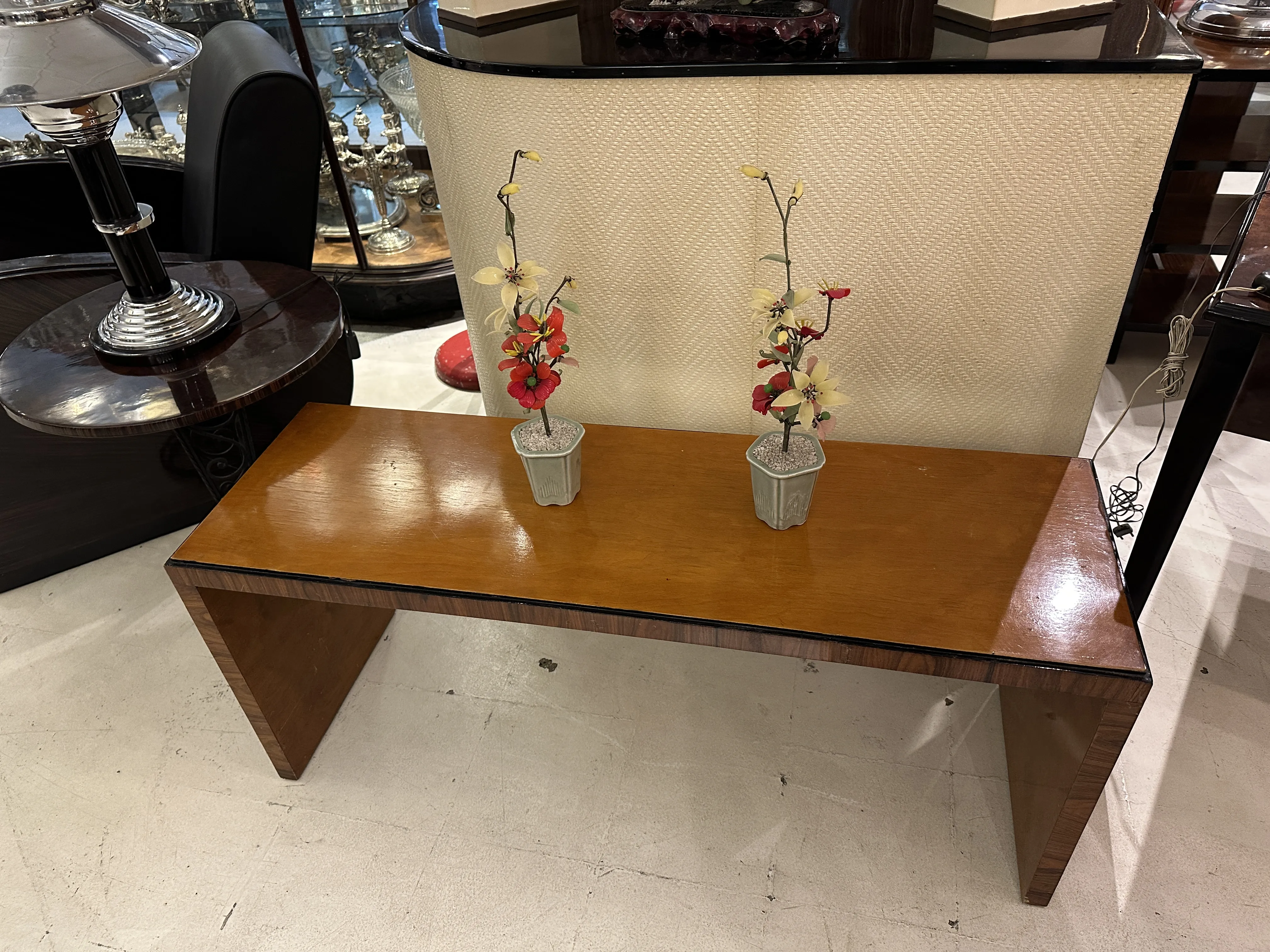 Antiker Bonsai mit Kunstblumen in einer eleganten Umgebung.