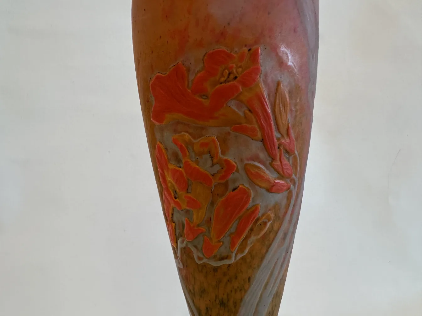 Vidrio firmado con flores en tonos naranja y amarillo, Daum Nancy