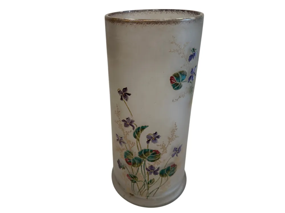 Interior de un antiguo vaso firmado Daum Nancy, decorado con flores