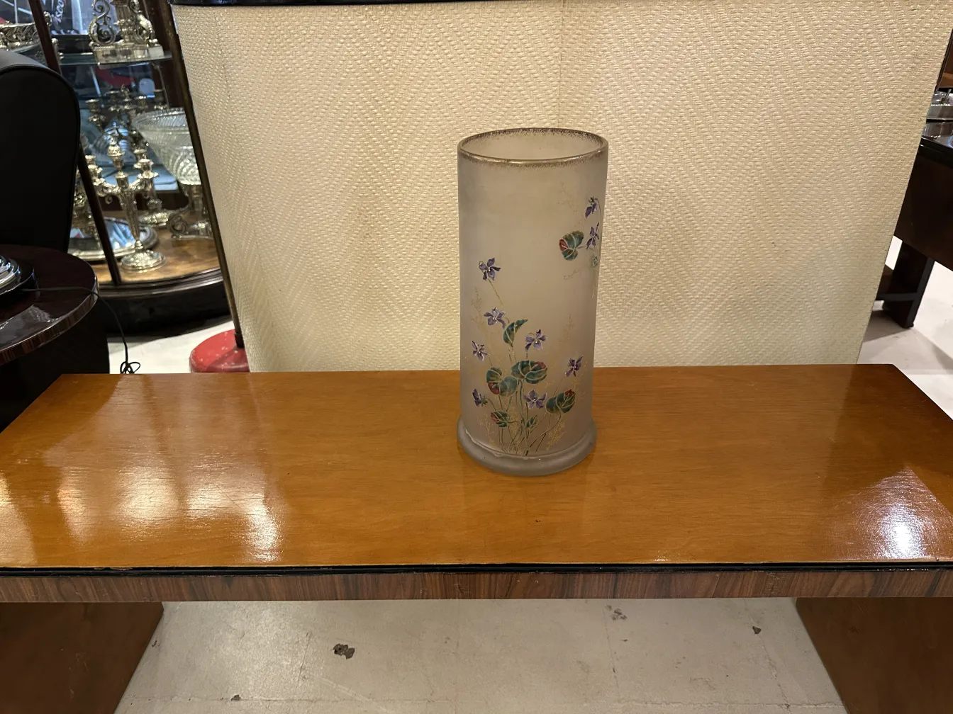 古いサイン入りグラス（ダウム・ナンシー）の内部、花で装飾されている