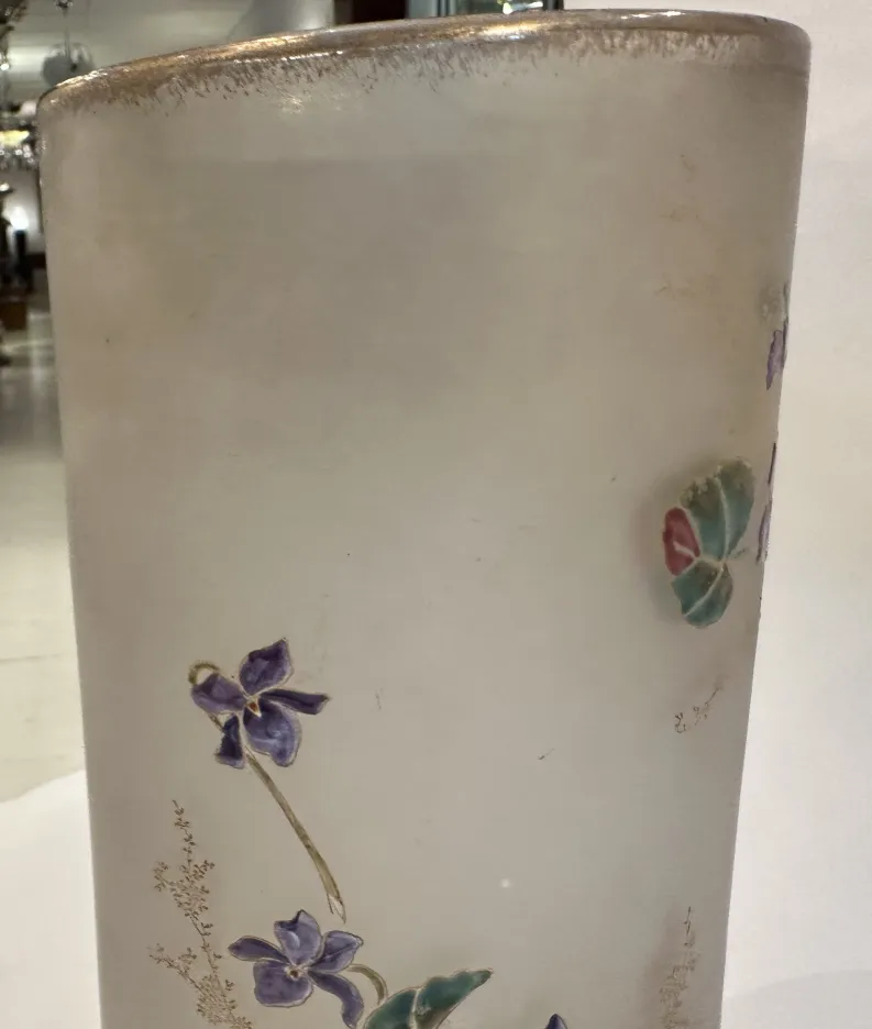 Interior de un antiguo vaso firmado Daum Nancy, decorado con flores