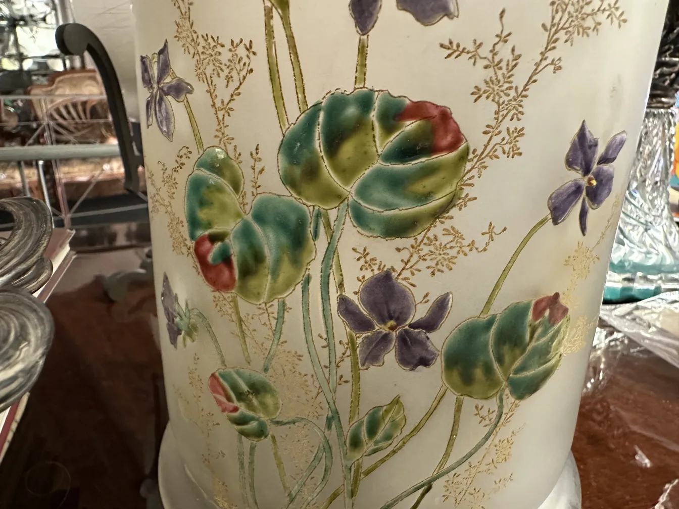 Interior de um antigo vaso assinado daum nancy, decorado com flores