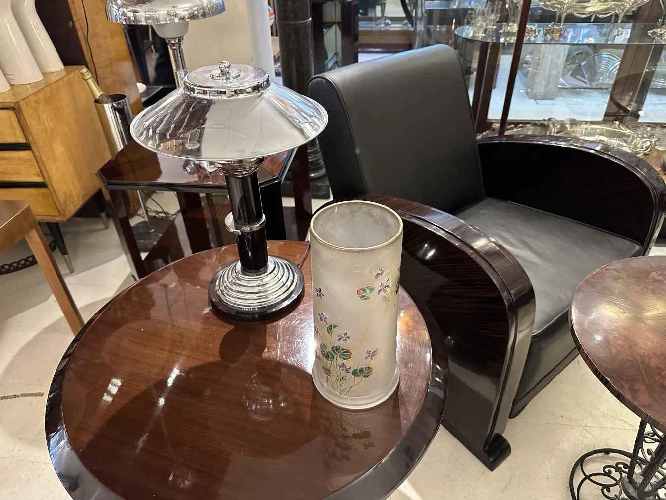 Interior de um antigo vaso assinado daum nancy, decorado com flores
