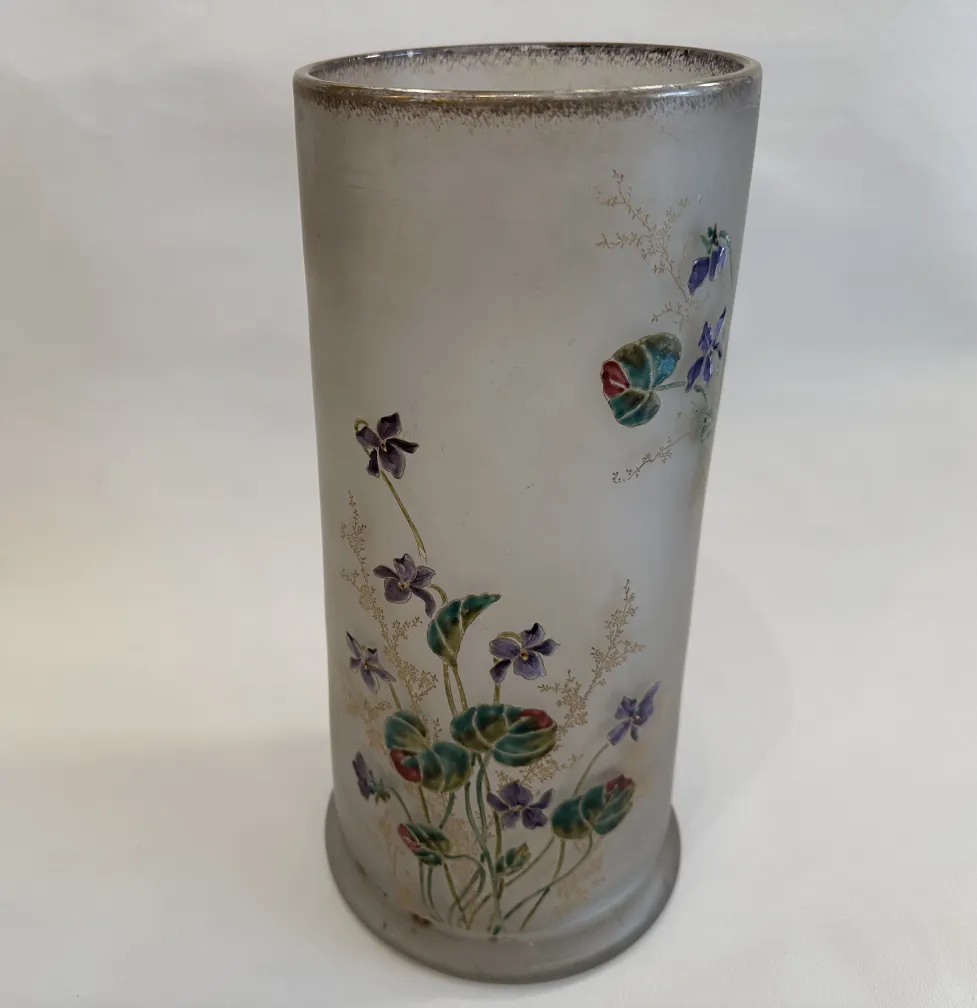 Interior de um antigo vaso assinado daum nancy, decorado com flores