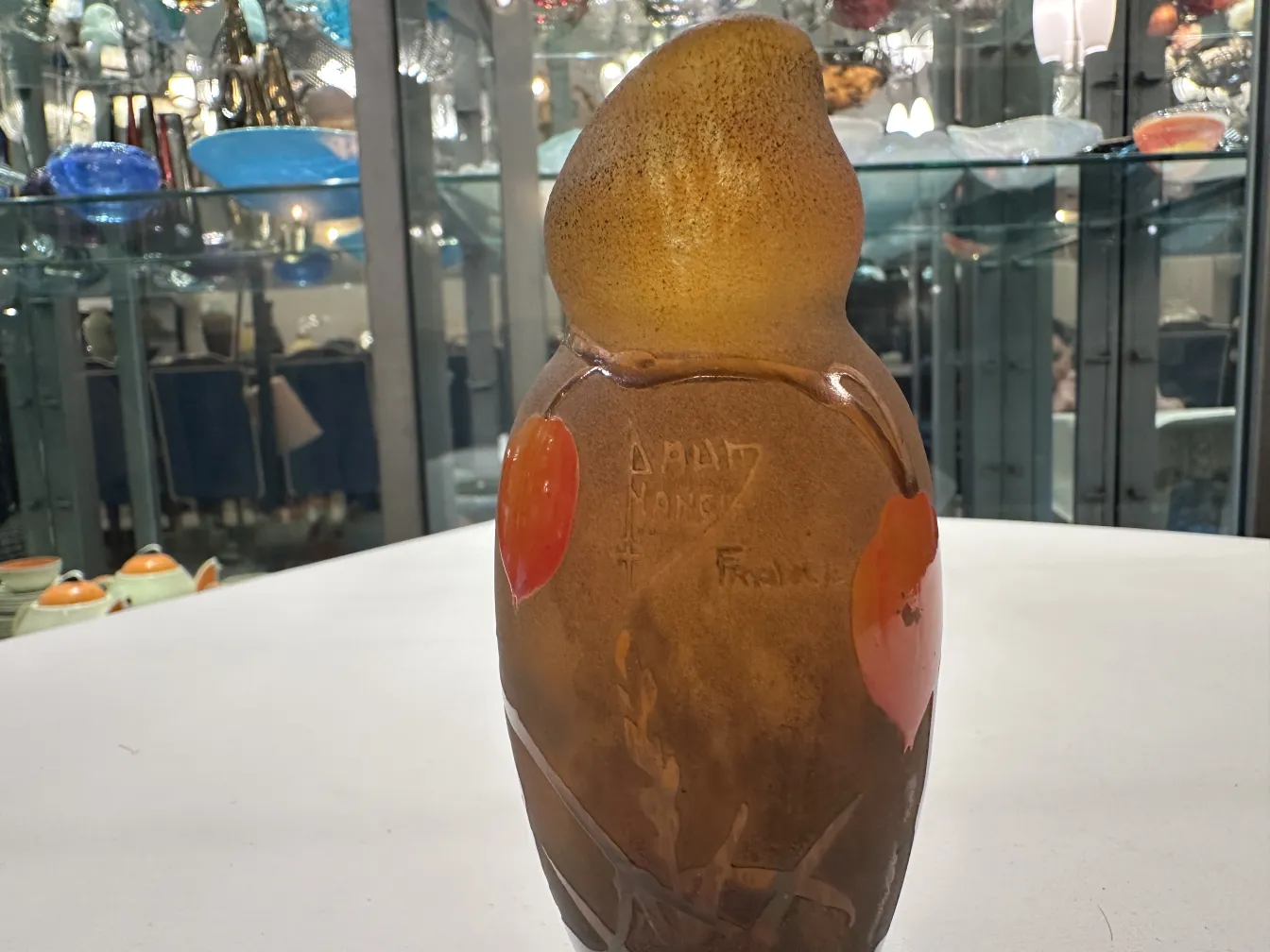 Vetro firmato Daum Nancy con motivi rossi circolari.