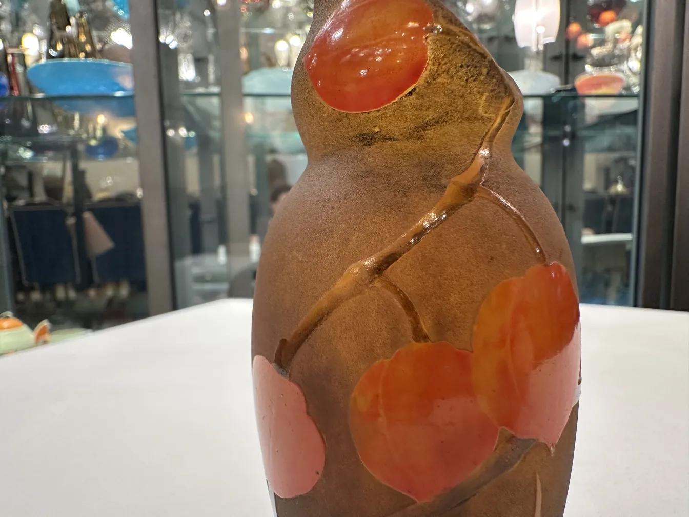 Verre signé Daum Nancy avec des motifs circulaires rouges.