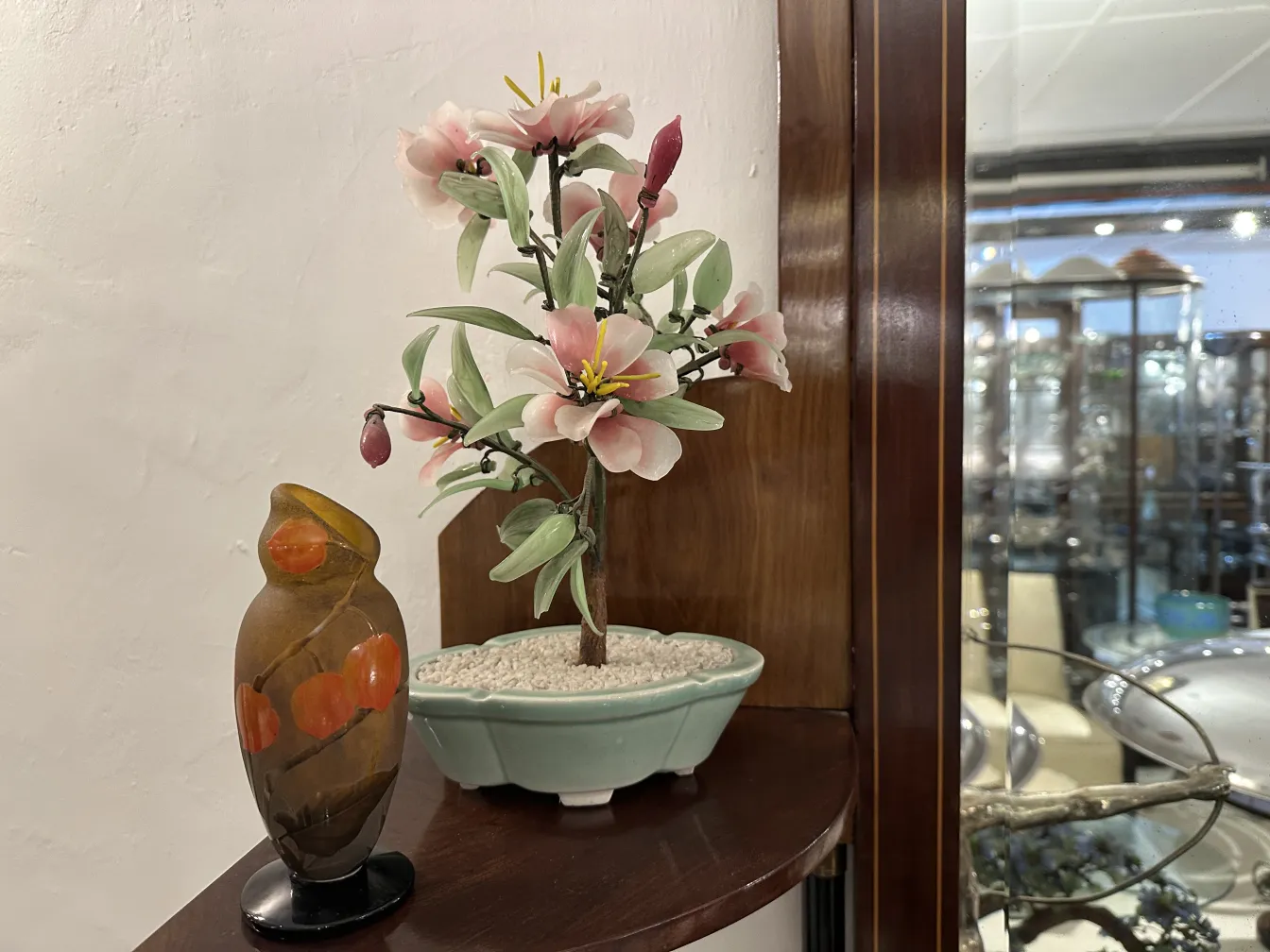 Подписанное стекло Daum Nancy с красными круговыми узорами.