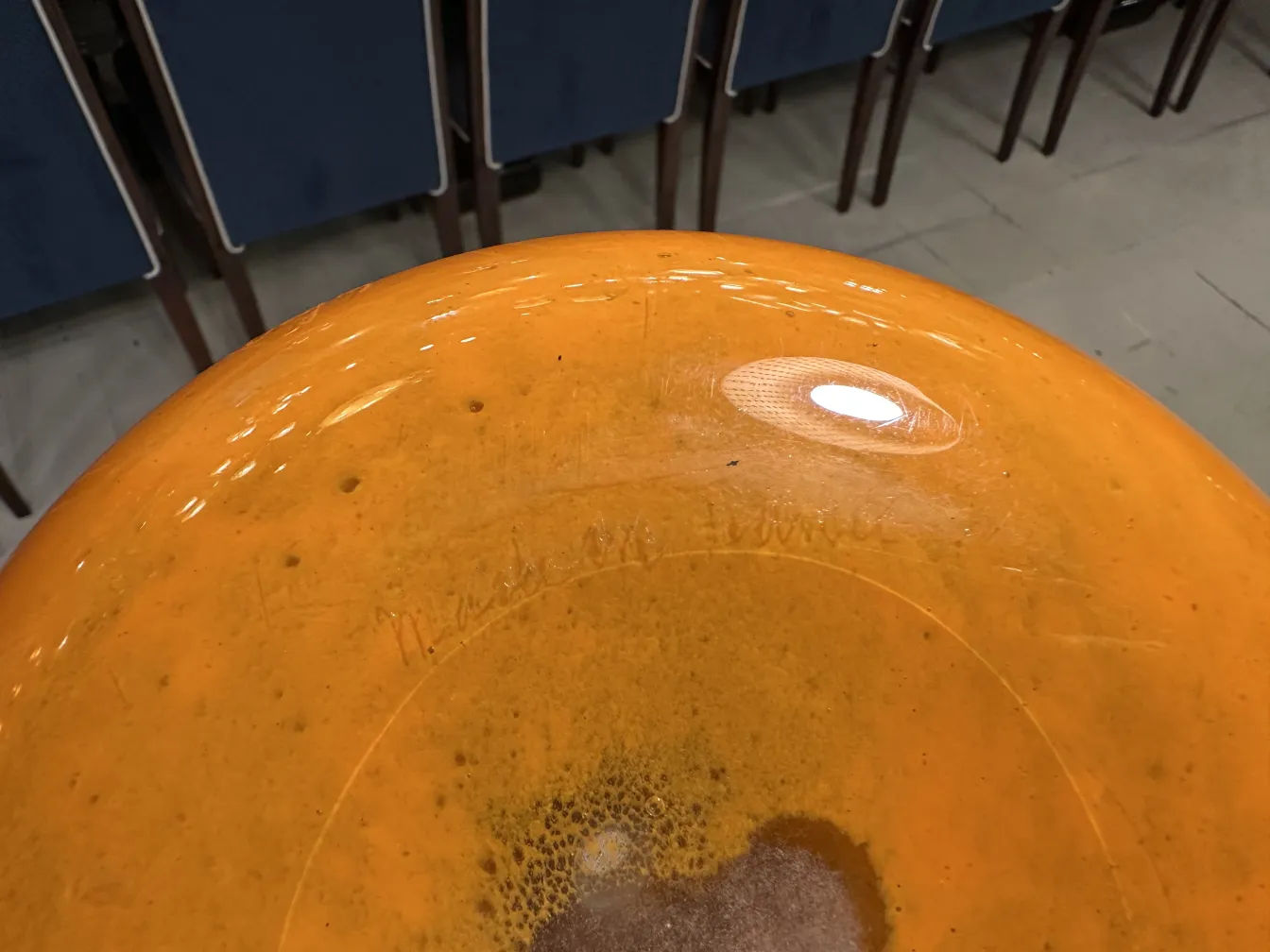 古老的签名玻璃Degué，上面有温暖色调的花纹