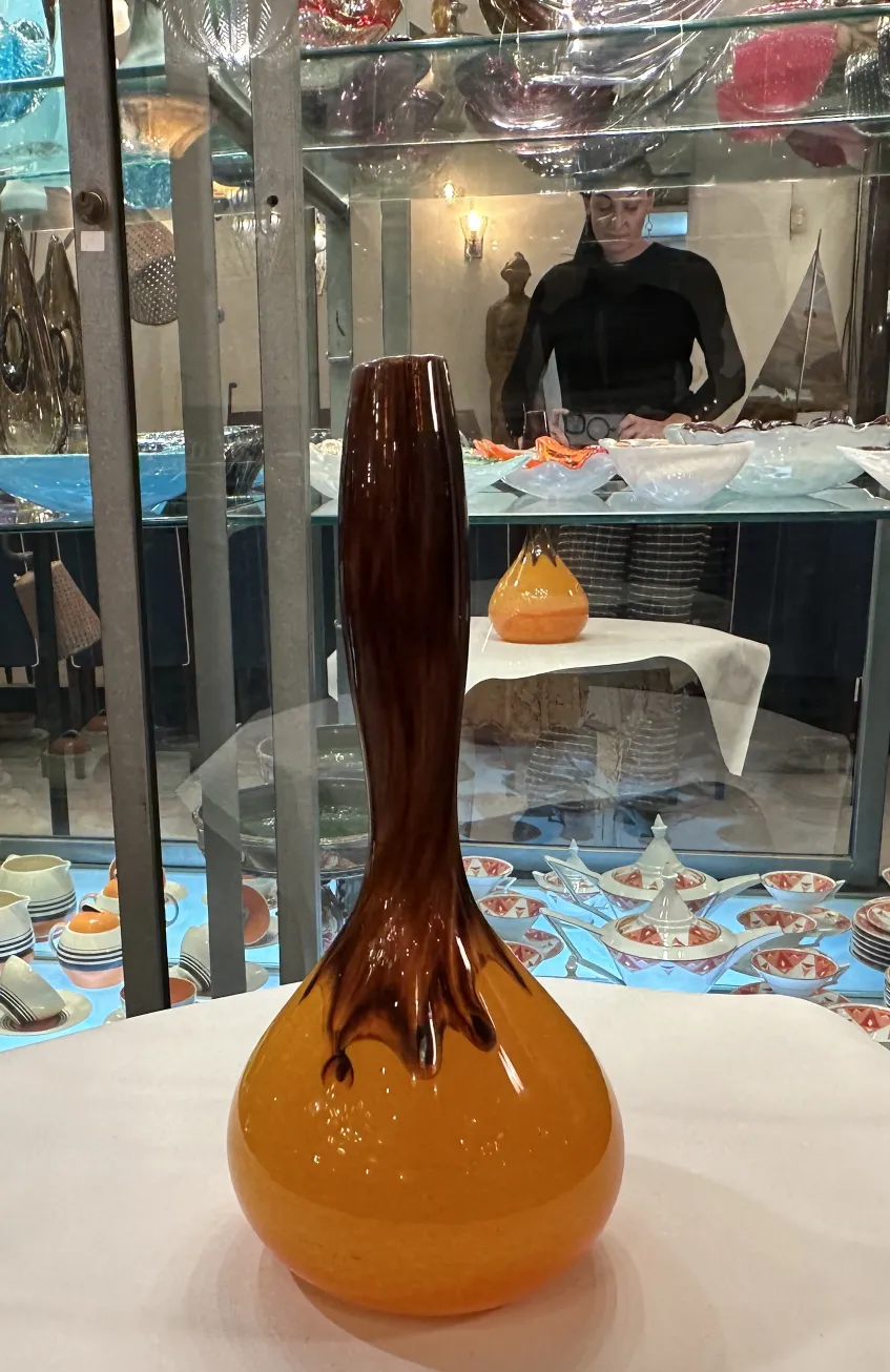 古いサイン入りグラスDeguéの暖色系のデザイン