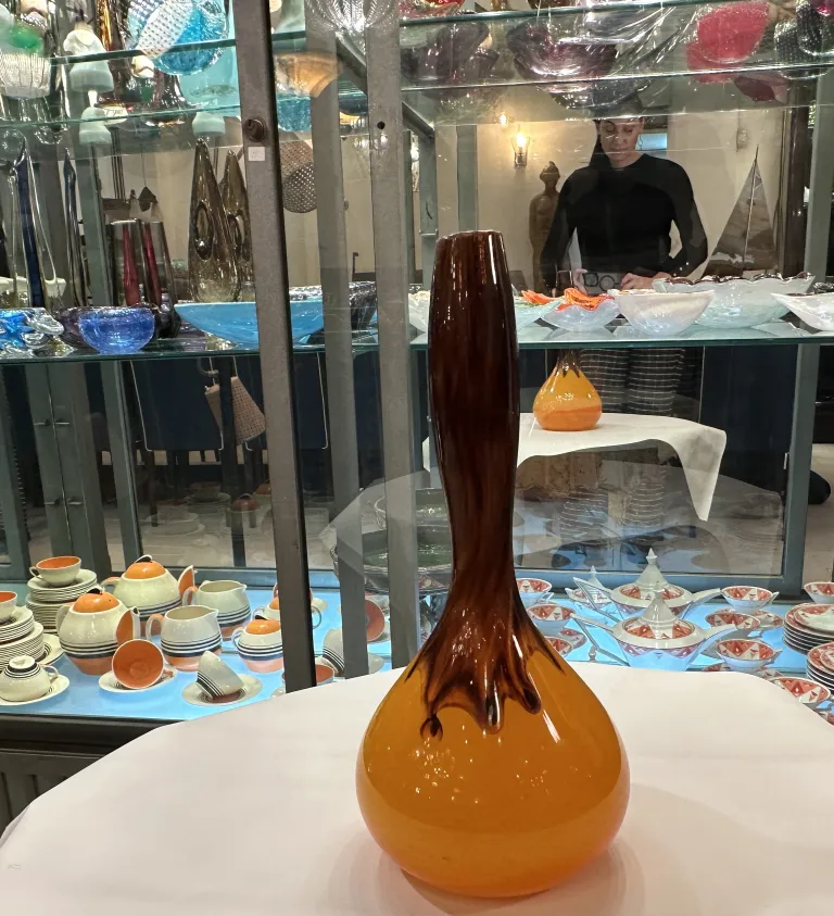 古いサイン入りグラスDeguéの暖色系のデザイン
