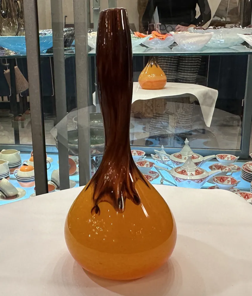 古いサイン入りグラスDeguéの暖色系のデザイン
