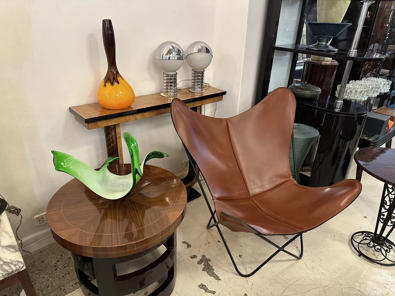 古老的签名玻璃Degué，上面有温暖色调的花纹
