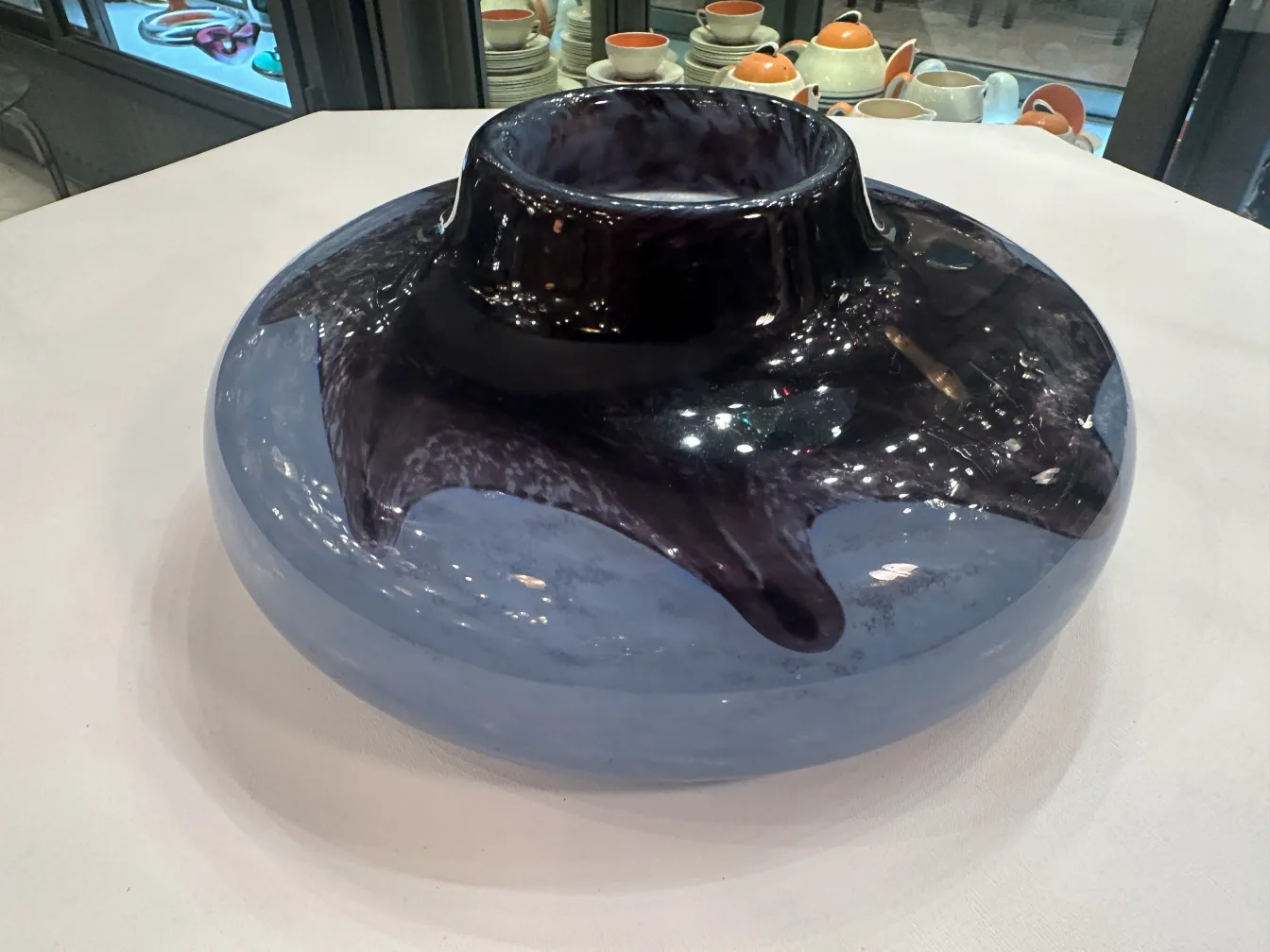 波状の縁のある古いサイン入りグラス（Degué）の上部ビュー