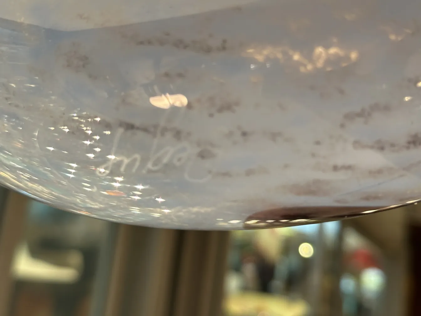 顶部视图古董签名玻璃(Degué)边缘波浪形状