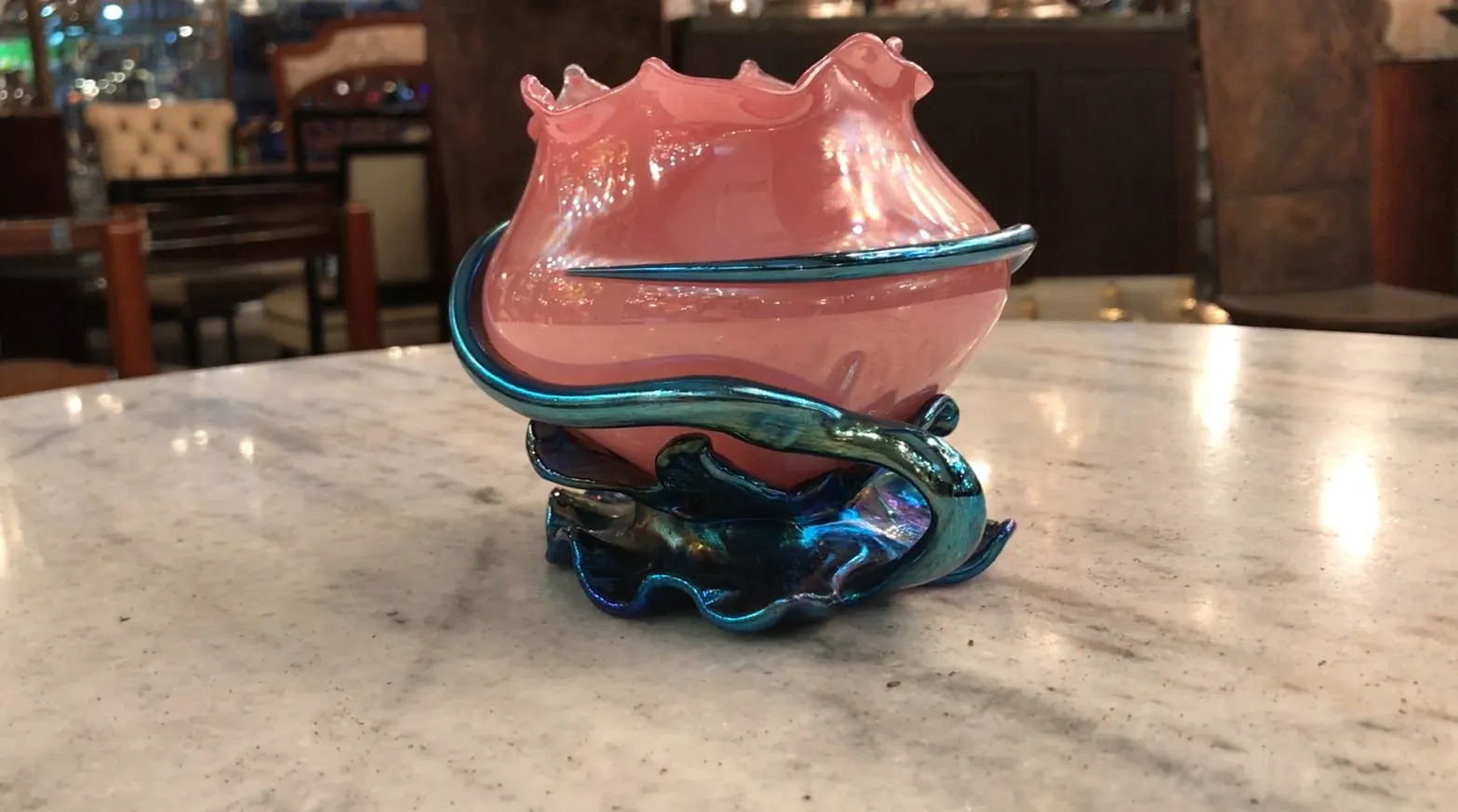 로에츠 서명된 분홍색 유리 vase, 스타일화된 형태, 장식베이스 위에