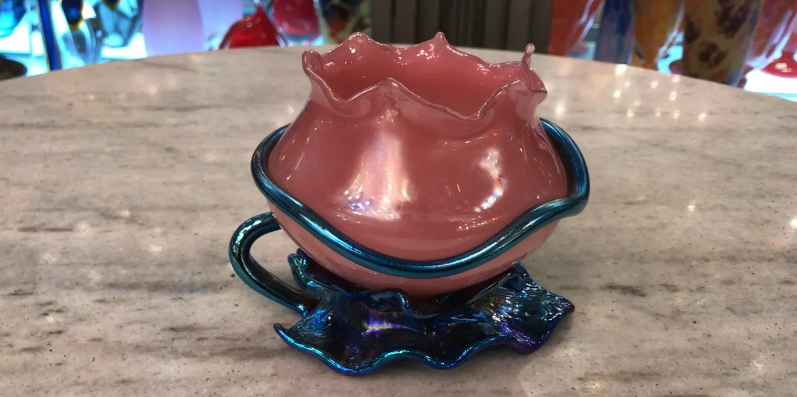 洛茨签名玻璃花瓶，粉色，流线型形状，带装饰底座