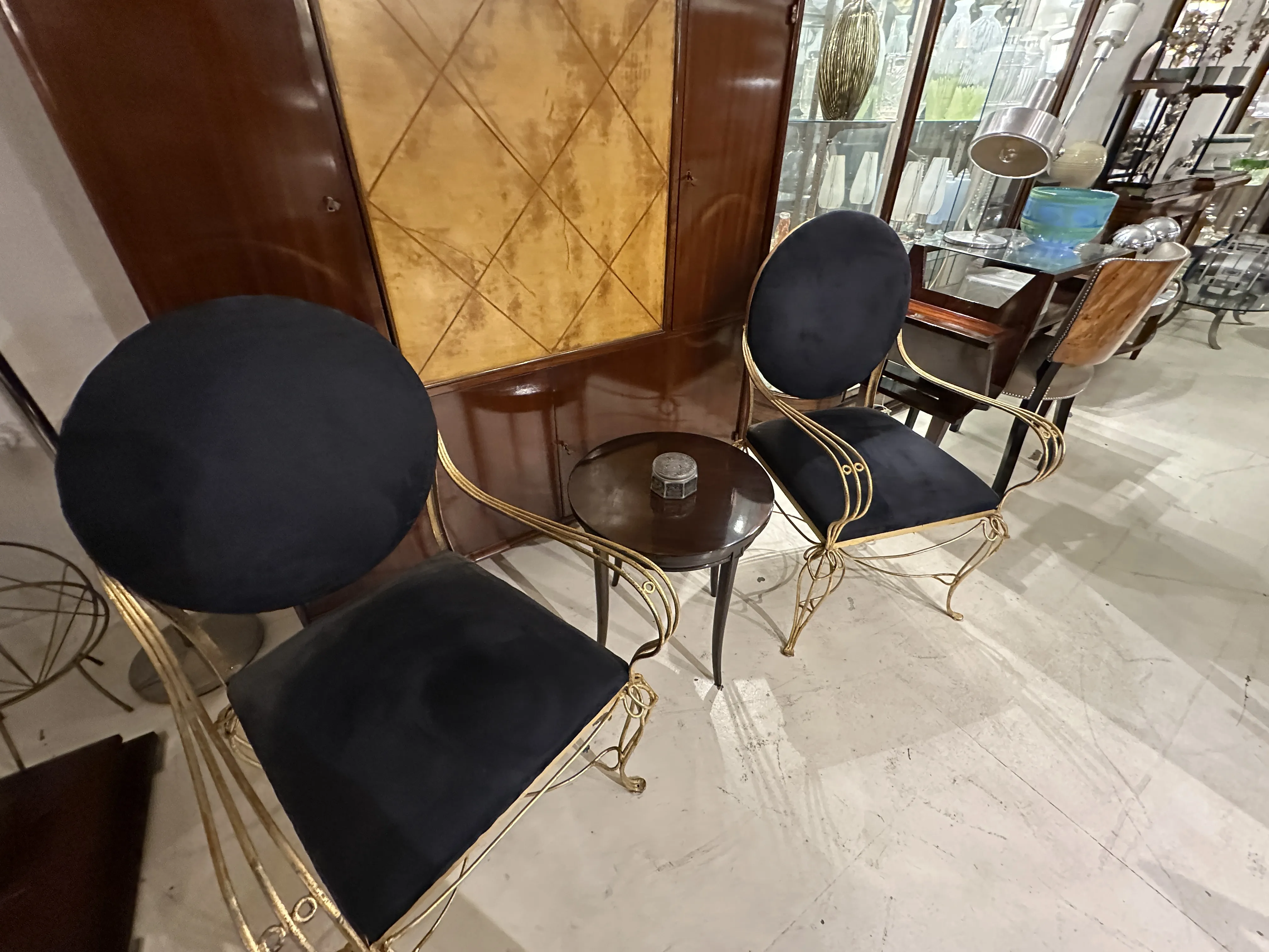 große antike Box mit Verzierungen in einer vintage Umgebung