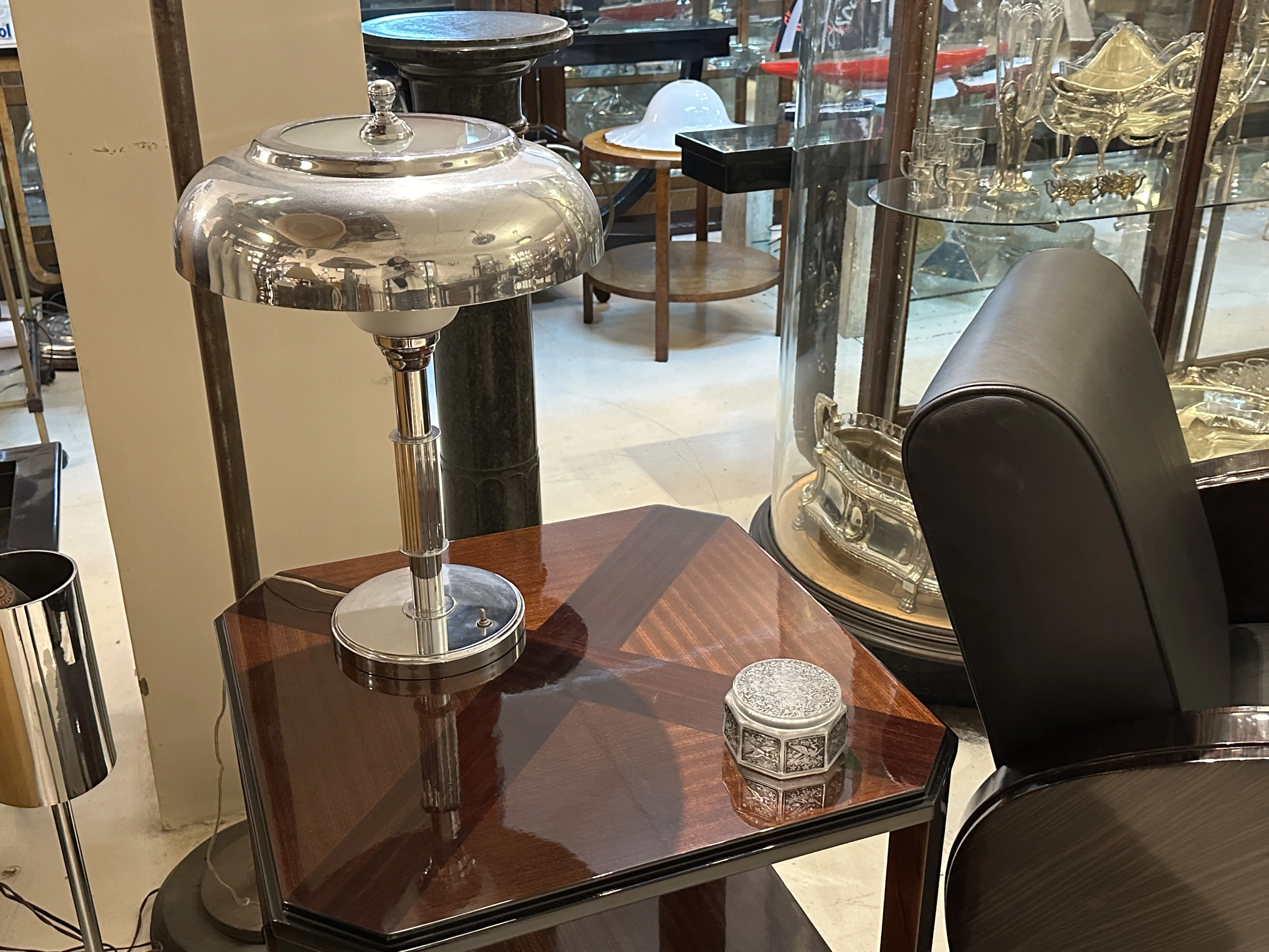 古董装饰箱子放在桌子上，旁边有一盏灯
