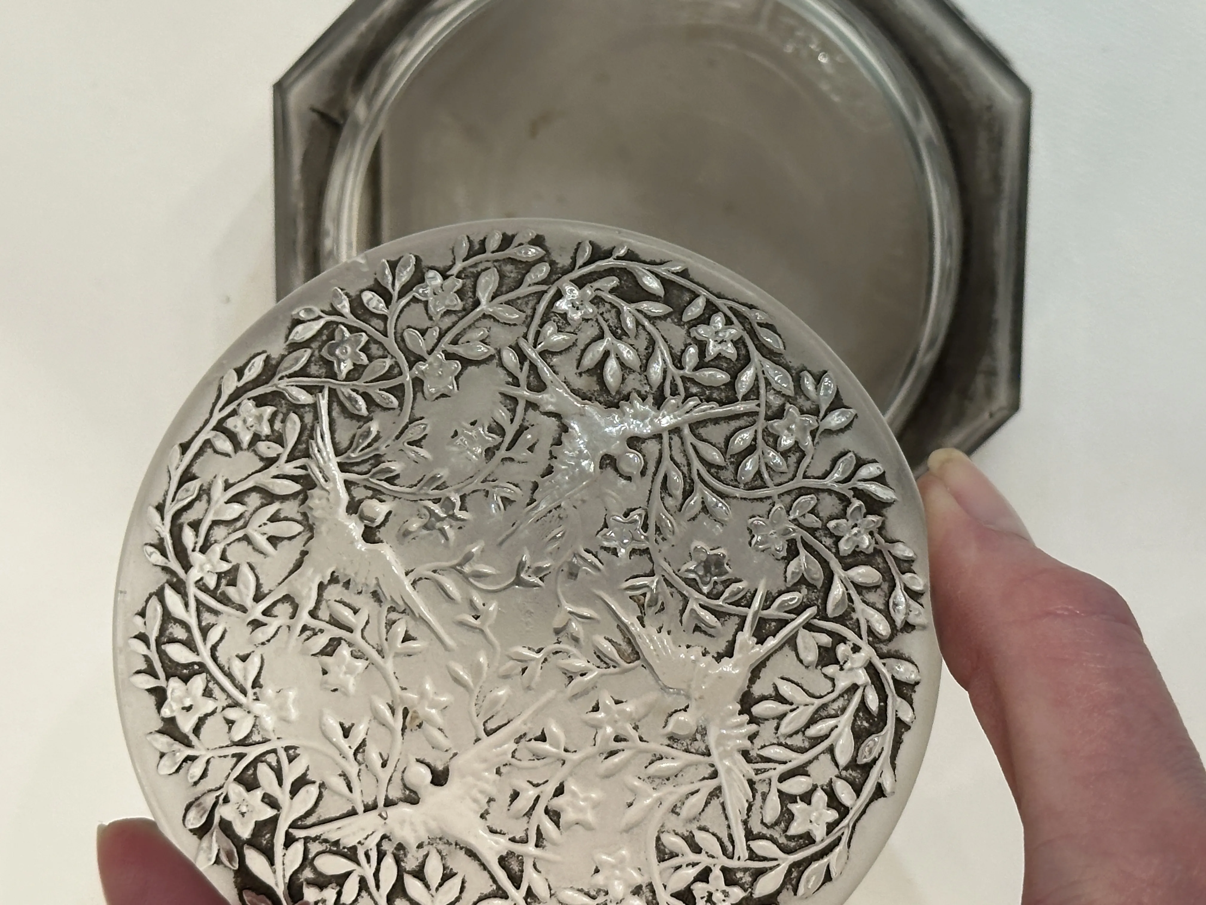 antike Kiste mit einem blumen- und vogelverzierten Deckel