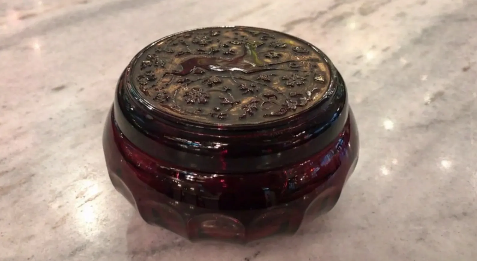 Scatola antica in vetro con coperchio decorato e disegni intricati