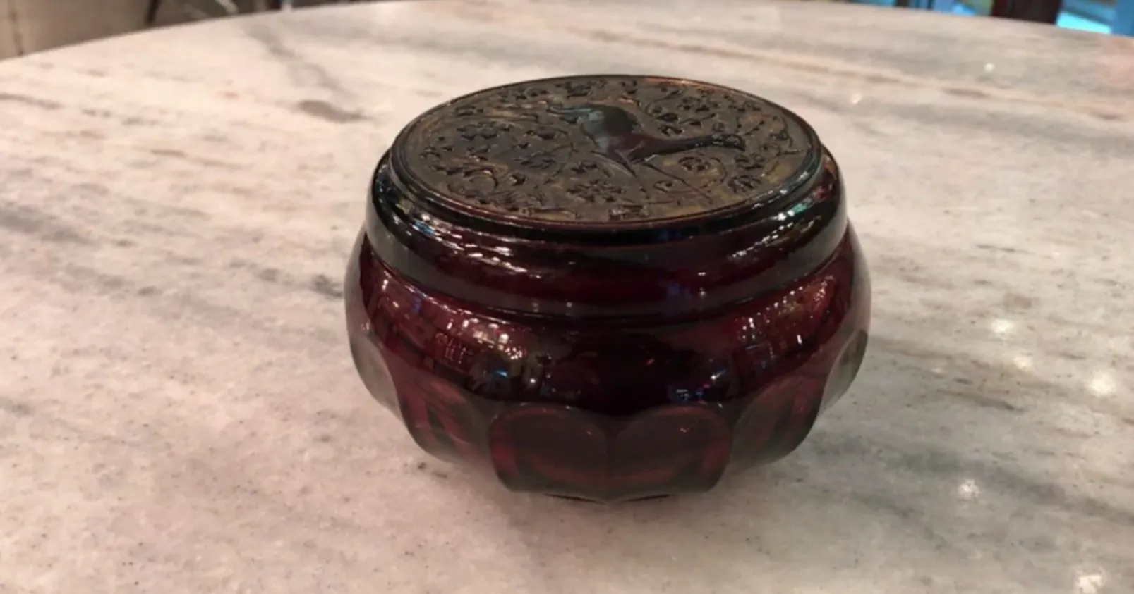 Scatola antica in vetro con copertura decorata e bordo