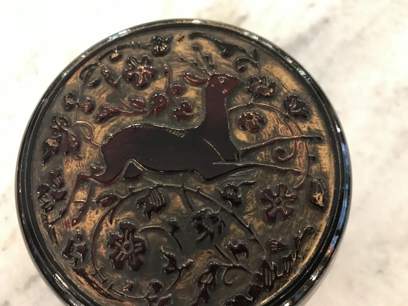 Caixa antiga decorativa com um cervo e flores em relevo. Ideal para colecionadores.