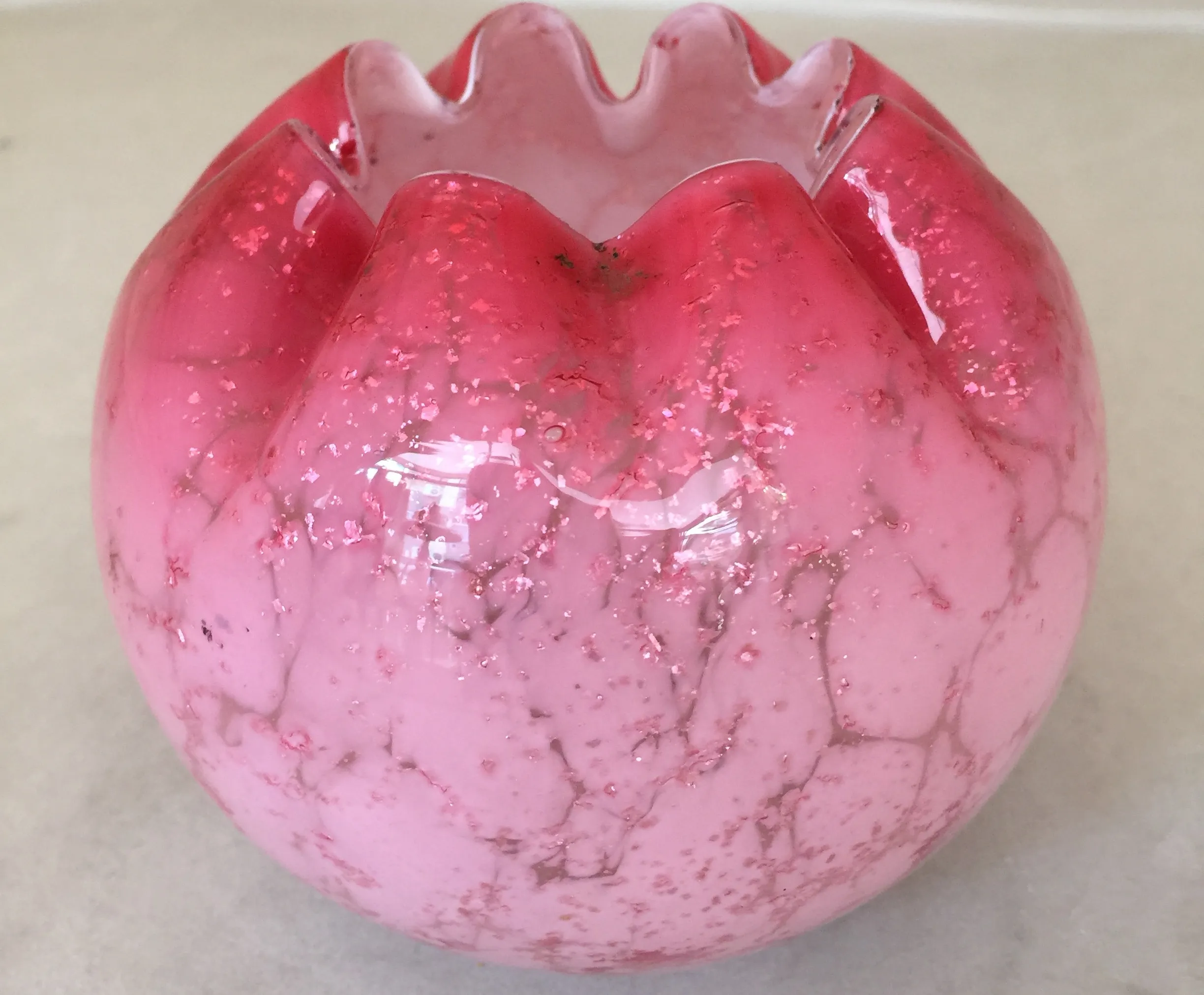 item decorativo de vidro antigo em forma redonda com detalhes rosas
