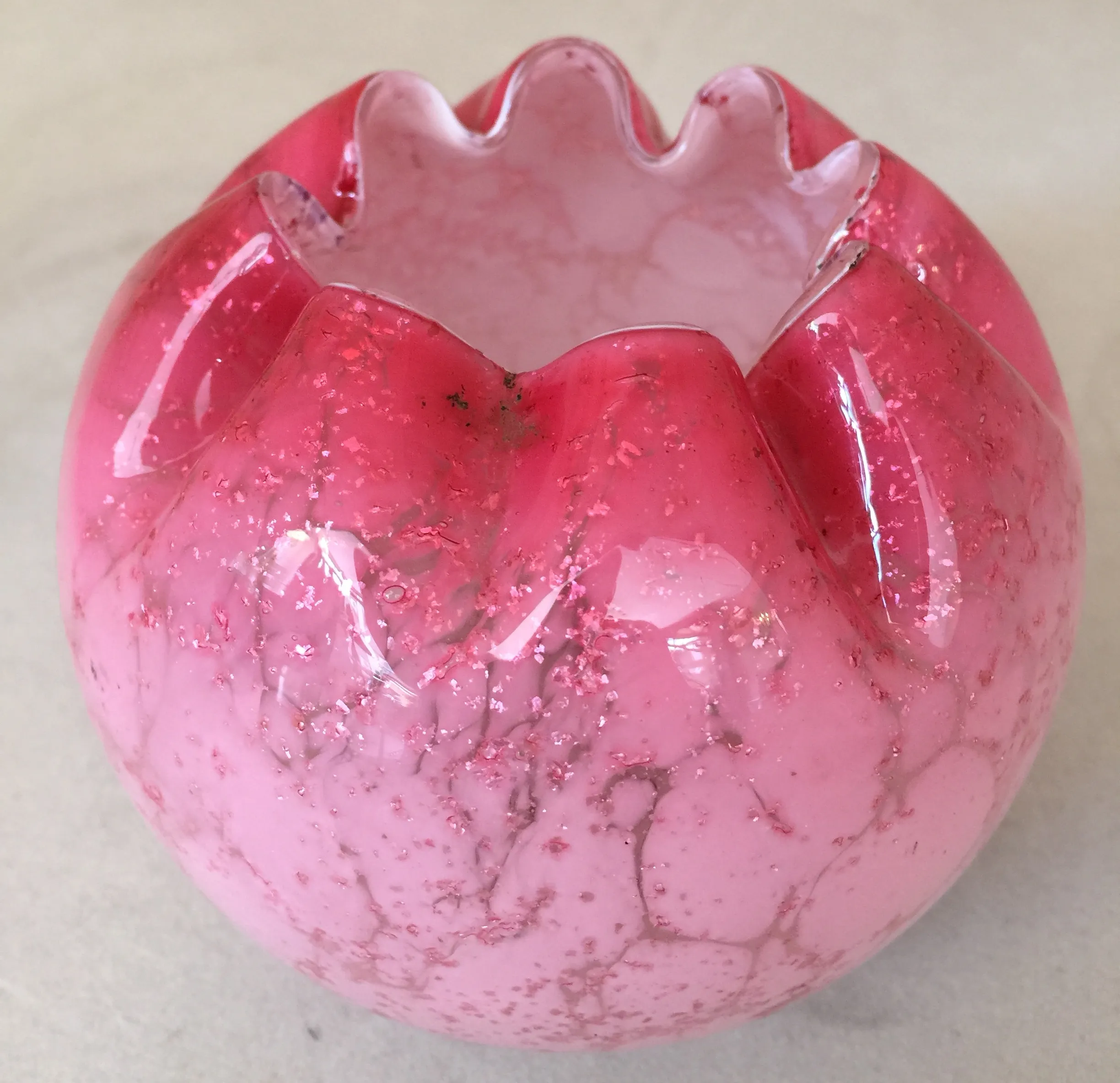 Vase ancien en verre rose avec design décoratif