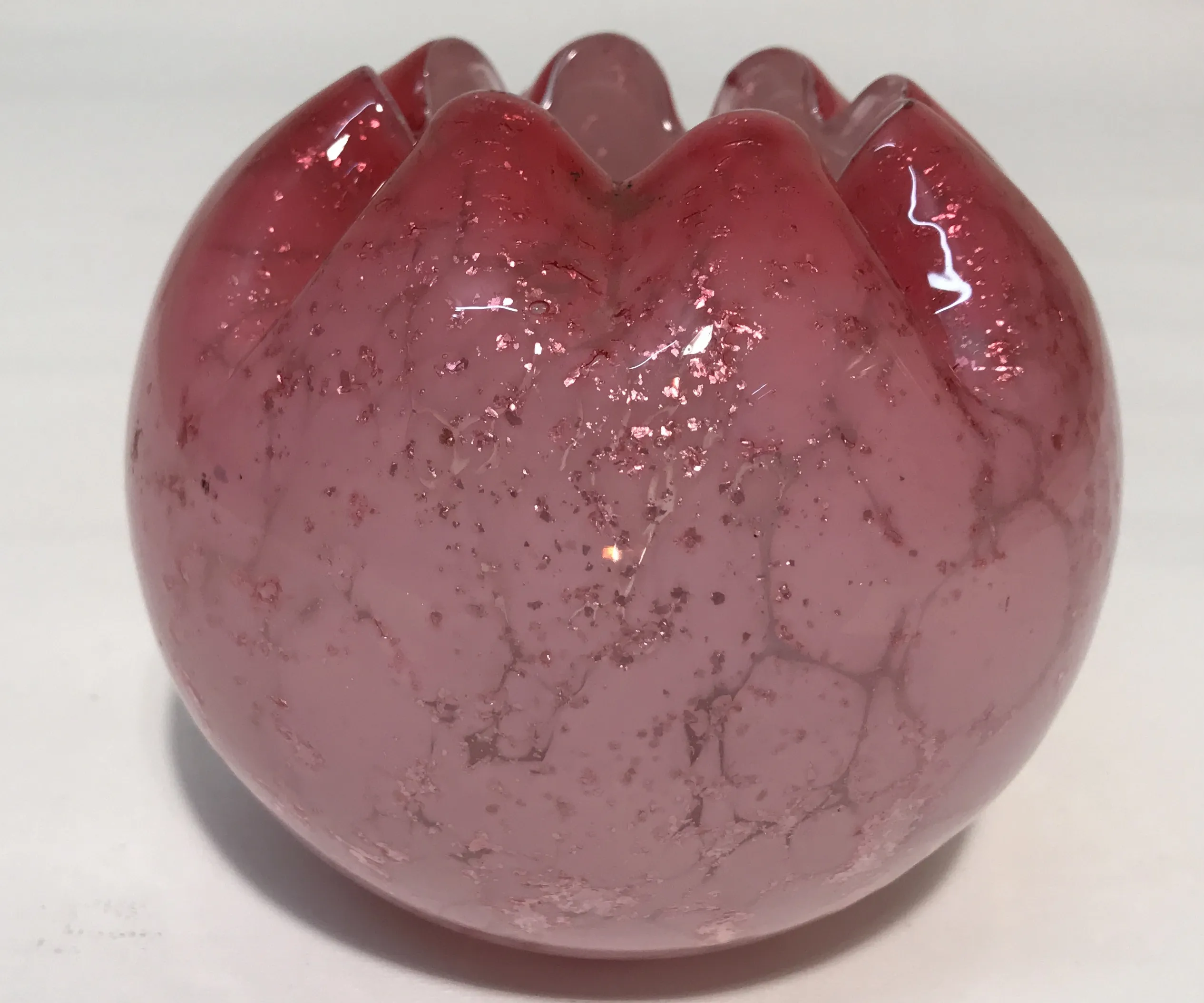 vase ancien en verre rose avec détails décoratifs