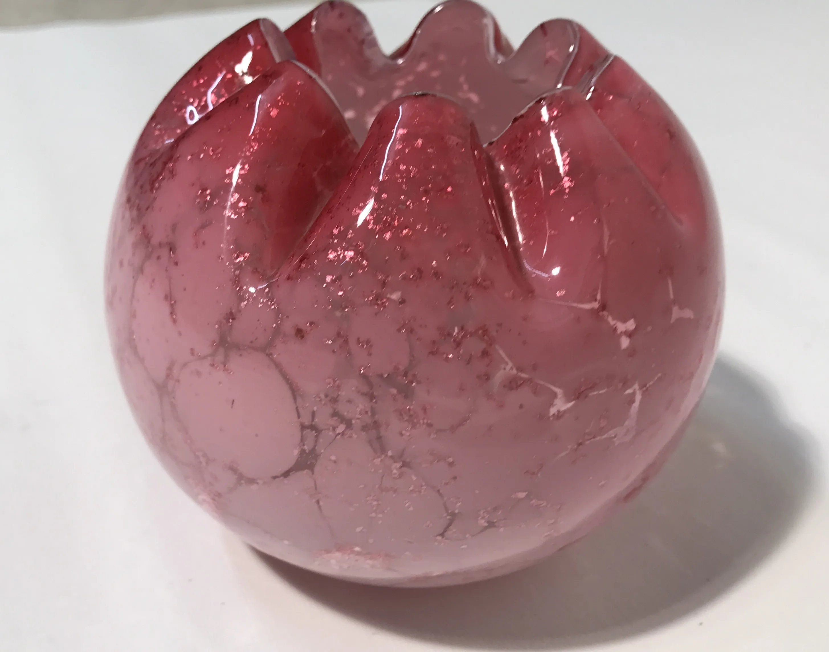 vase antigo de vidro rosa com brilho e textura