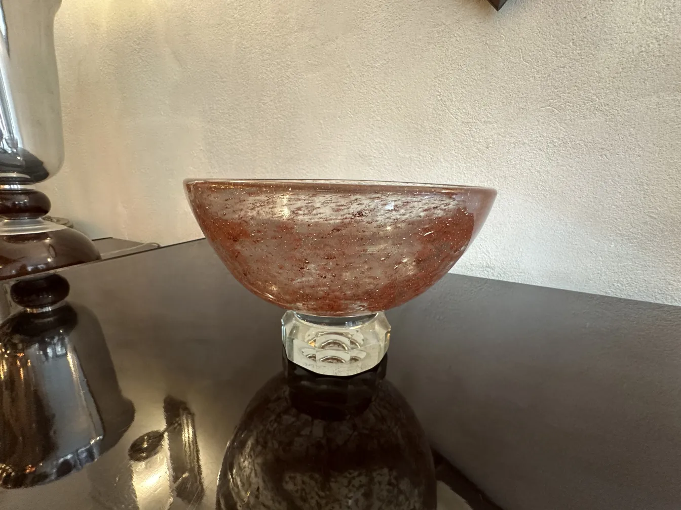 Antico vetro firmato marinot con tonalità rossa brillante su base trasparente, mostrando dettagli visibili.