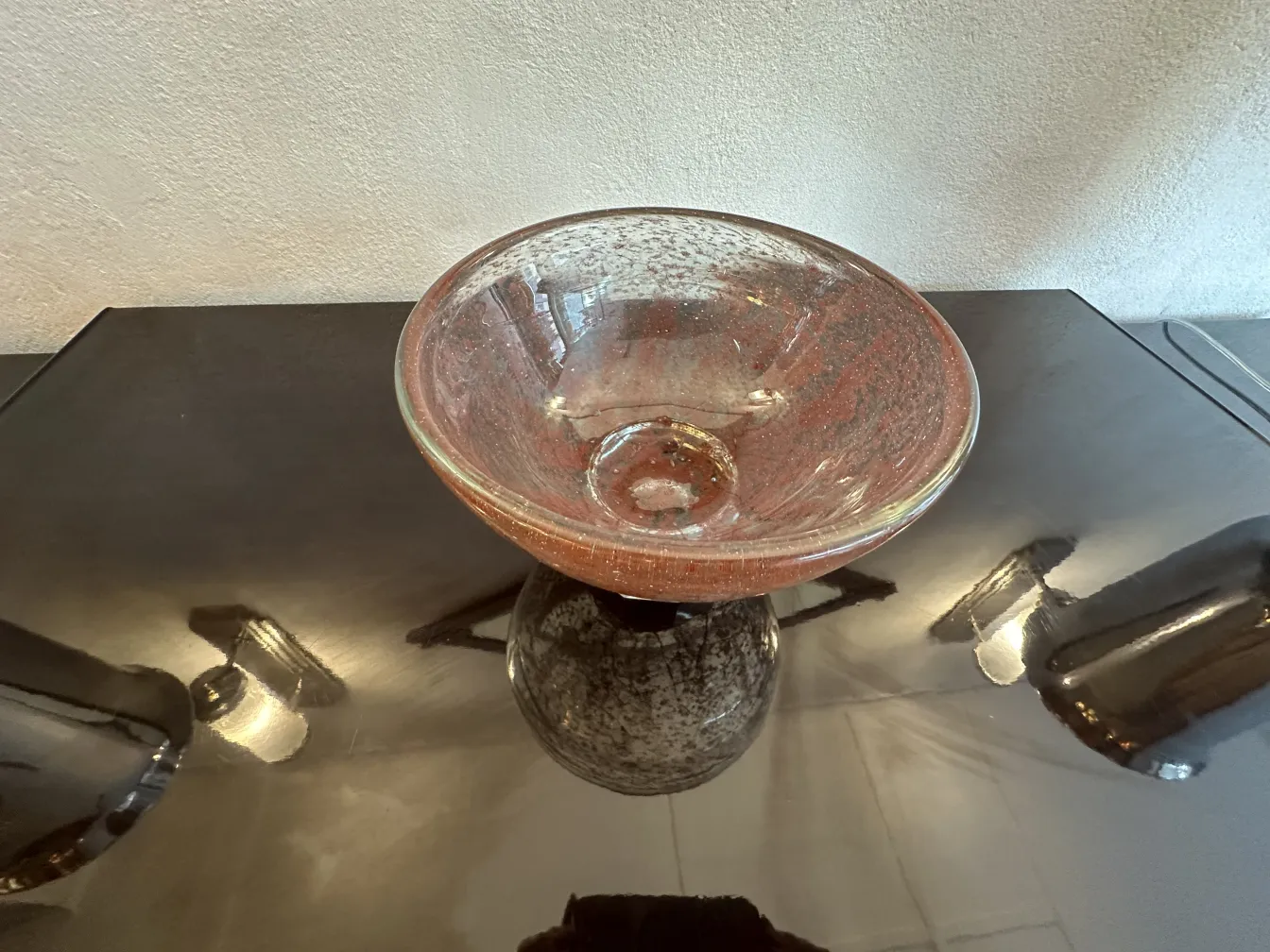 Antico vetro firmato marinot con tonalità rossa brillante su base trasparente, mostrando dettagli visibili.