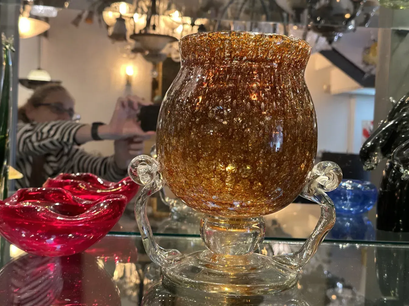 Vetro antico con design marrone e dettagli decorativi
