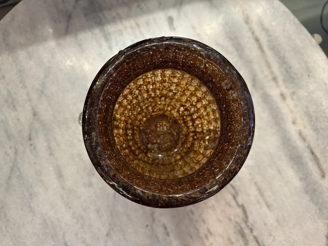Vetro antico con design marrone e dettagli decorativi
