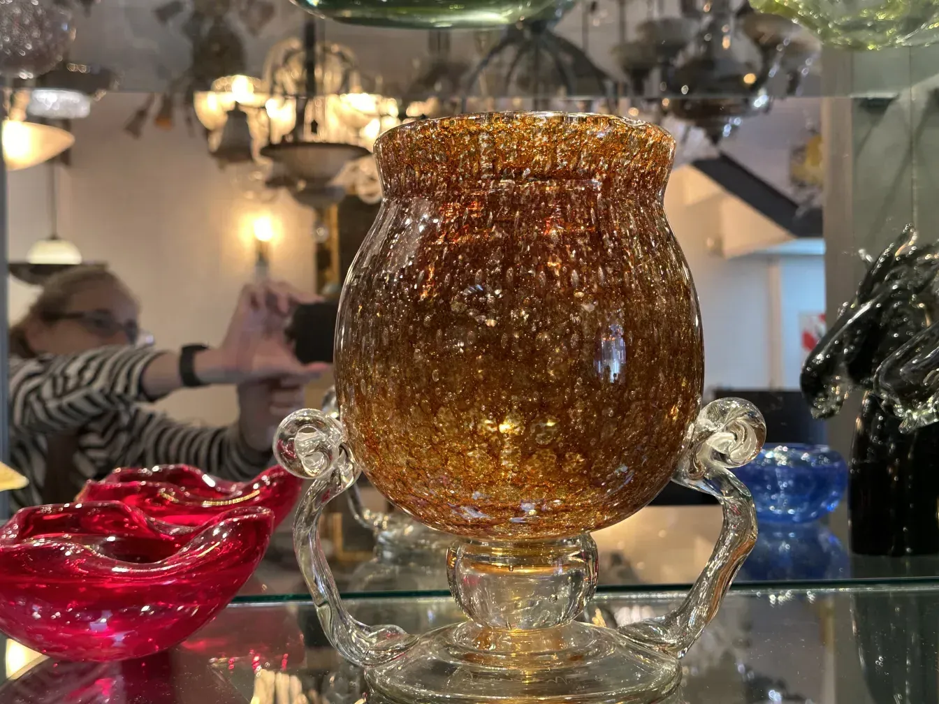 Vetro antico con design marrone e dettagli decorativi