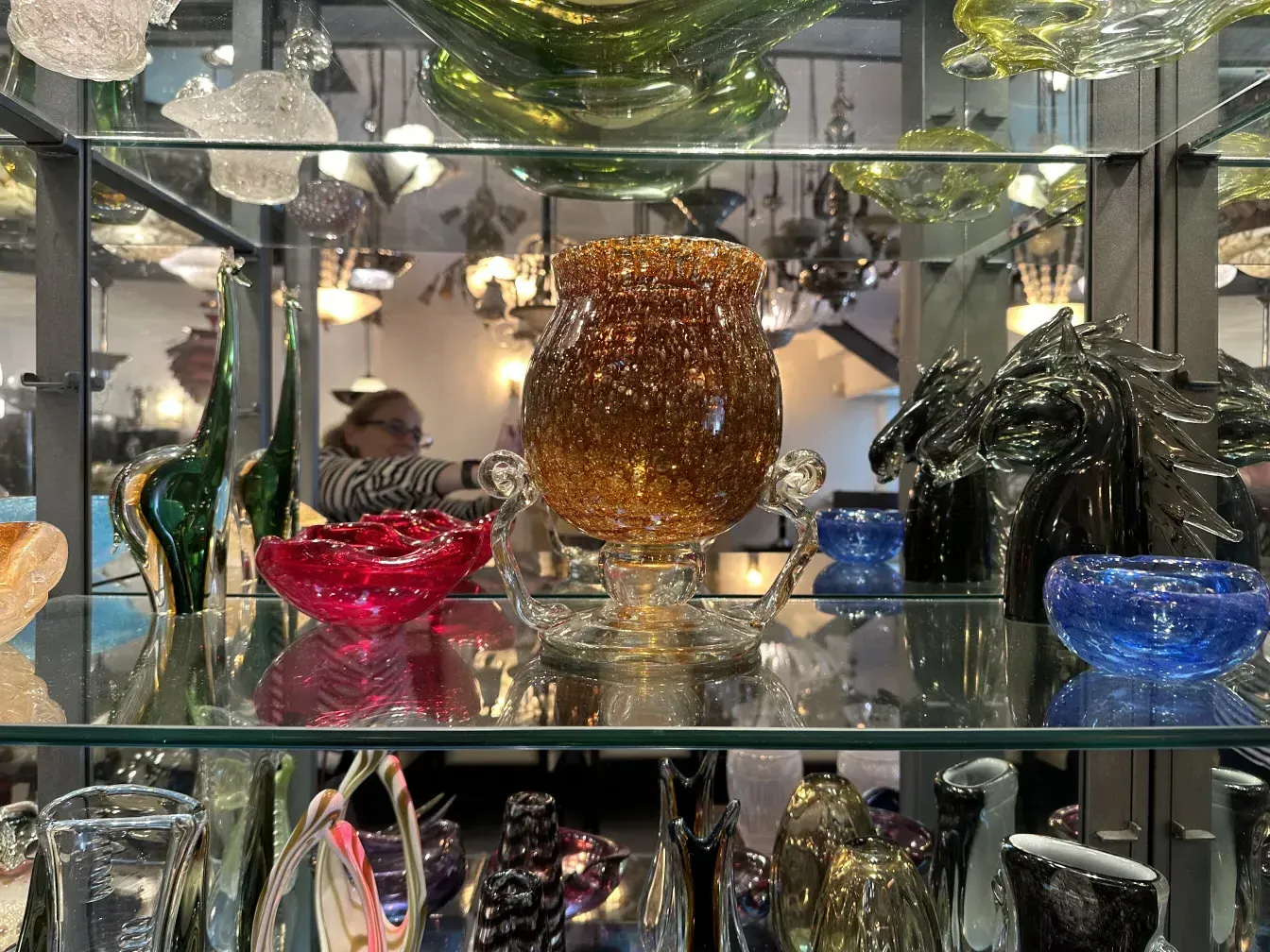 Vetro antico con design marrone e dettagli decorativi