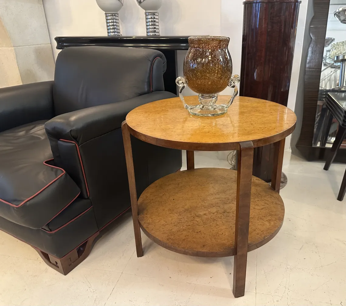 Verre ancien avec un design marron et des détails décoratifs