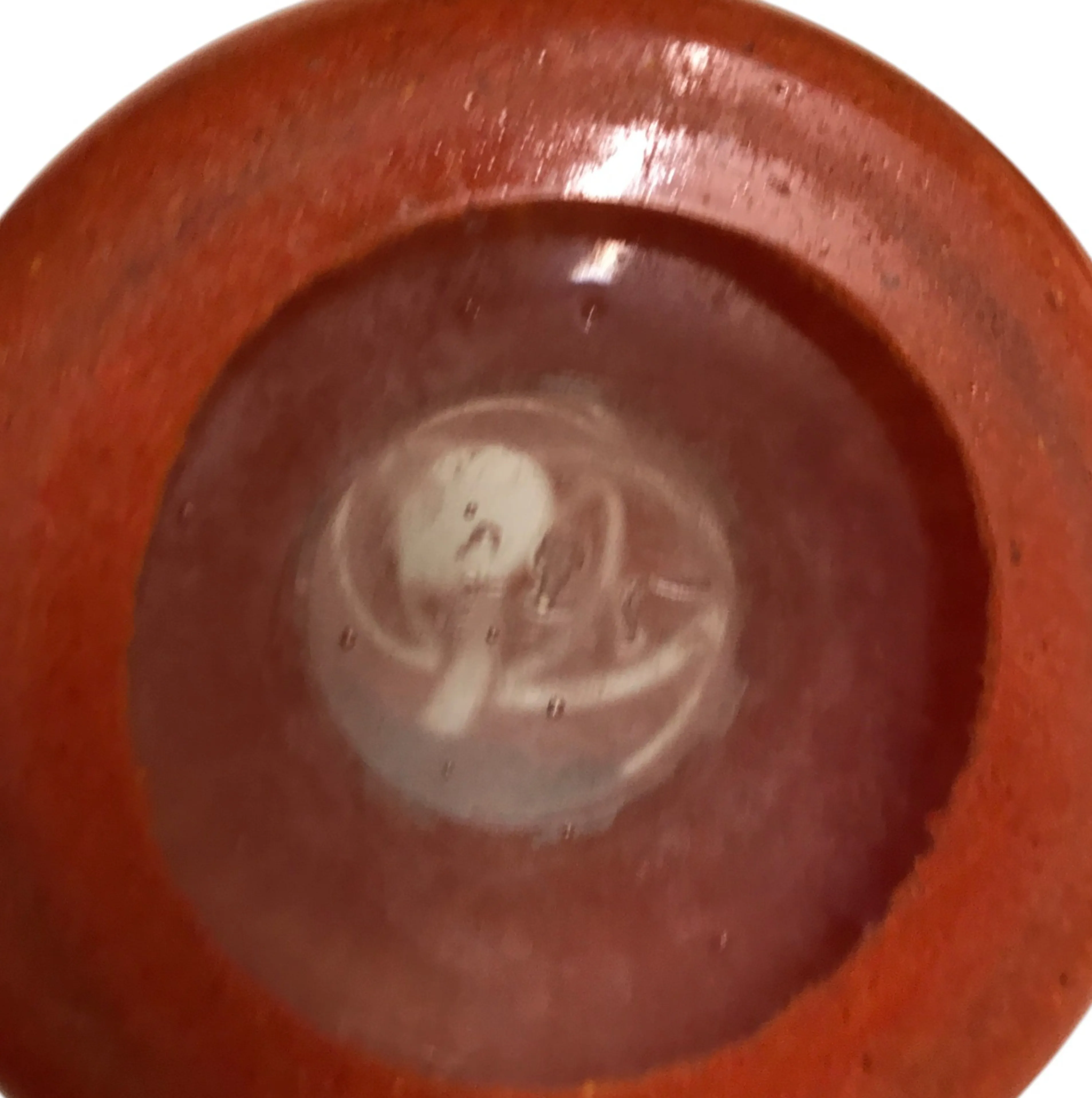 Glasplatte mit Signatur Degué und aufwendigem Design am Boden.